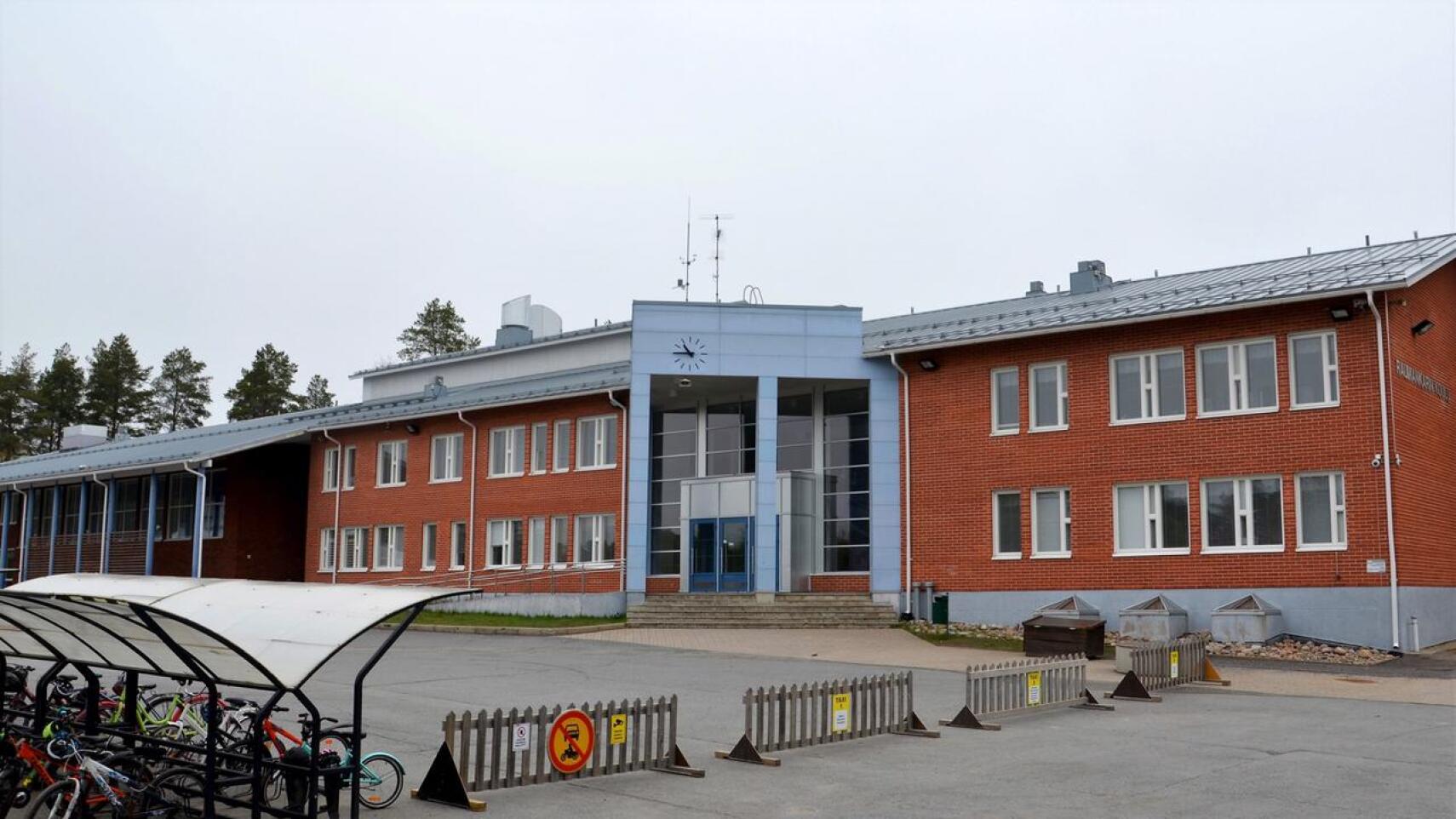 Osittain etänä. 1.-6. luokkien oppilaat ovat olleet tällä viikolla lähiopetuksessa Raumankarin koululla mutta yläkoululaiset ovat koronavarotoimena etäopetuksessa.