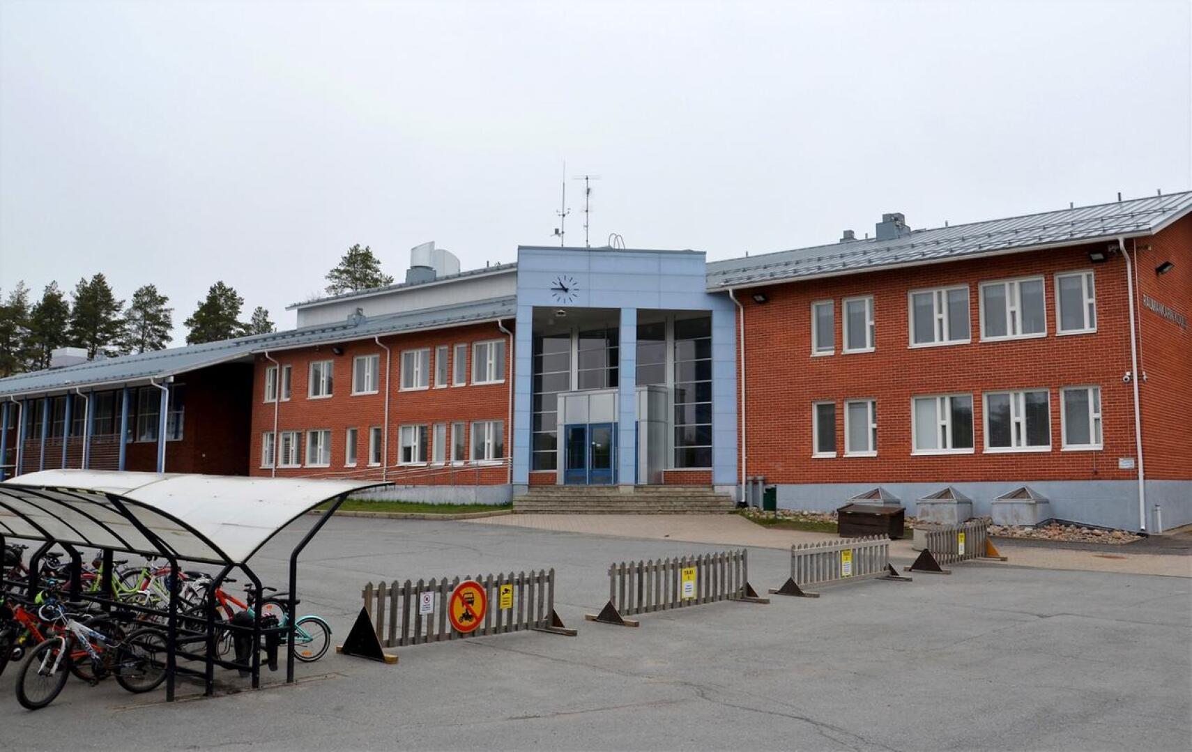 Osittain etänä. 1.-6. luokkien oppilaat ovat olleet tällä viikolla lähiopetuksessa Raumankarin koululla mutta yläkoululaiset ovat koronavarotoimena etäopetuksessa.