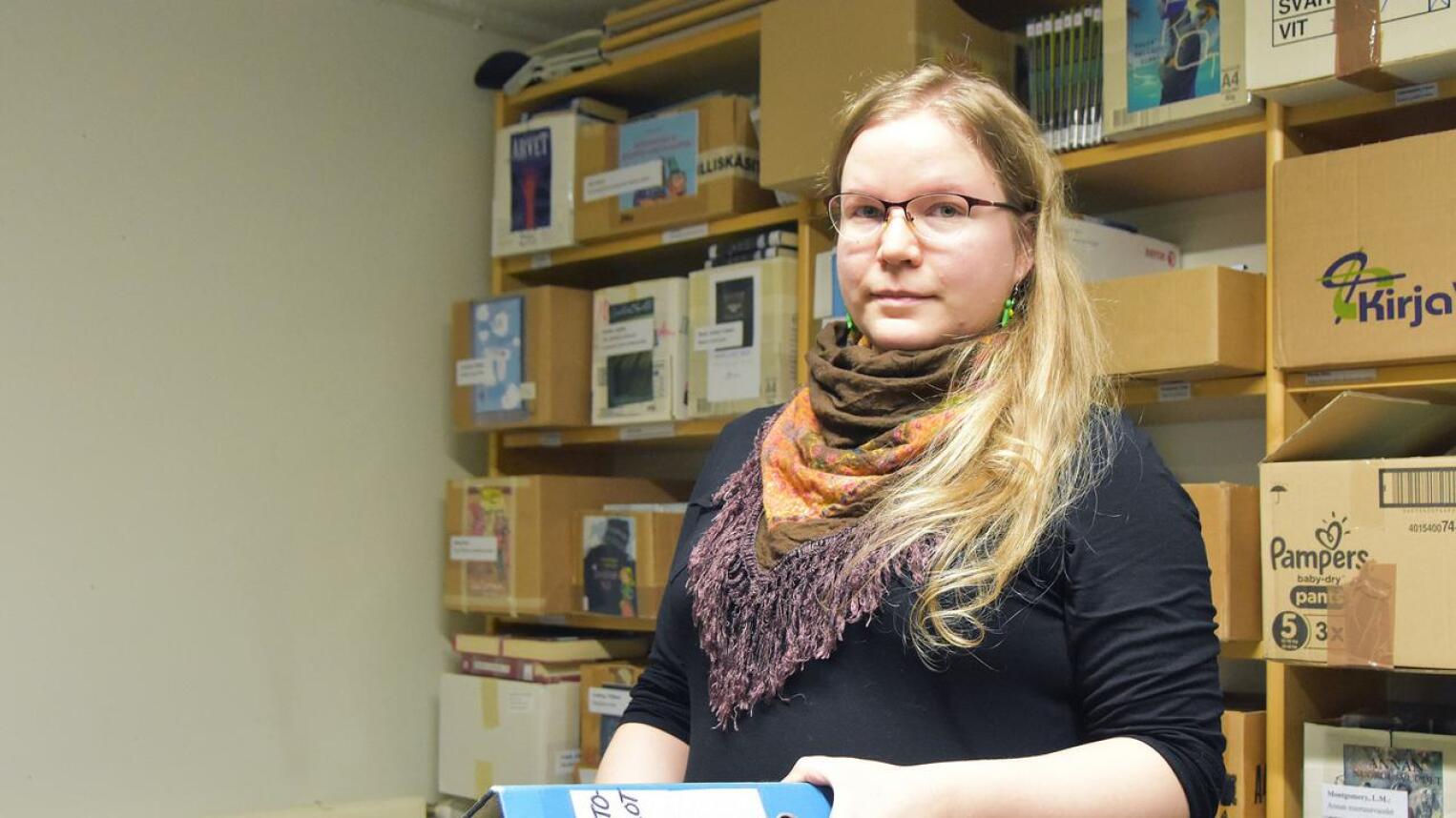 Heidi Hannila työskentelee Haapaveden kirjaston yhteydessä sijaitsevassa kotiseutuarkistossa. Hän on muun muassa käynyt läpi paikallisen yhdistyksen pöytäkirjoja ja arkistoinut ne.