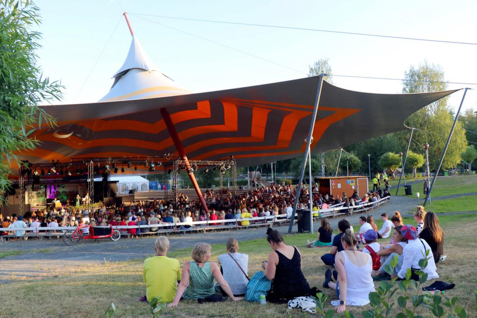 Kaustisen kansanmusiikkijuhlat järjestettiin kesällä 2021 yksittäisten konserttien sarjana. Areenalle otettiin yleisöä vain 500 henkilöä per konsertti.