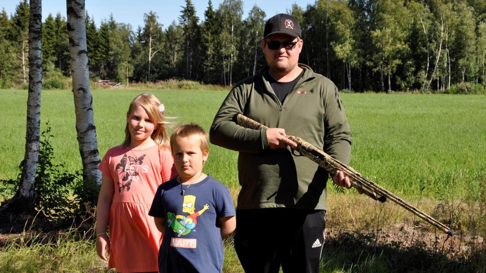 Matias Niemelän lapset Mia ja Elmeri ovat innokkaita metsästyskavereita.