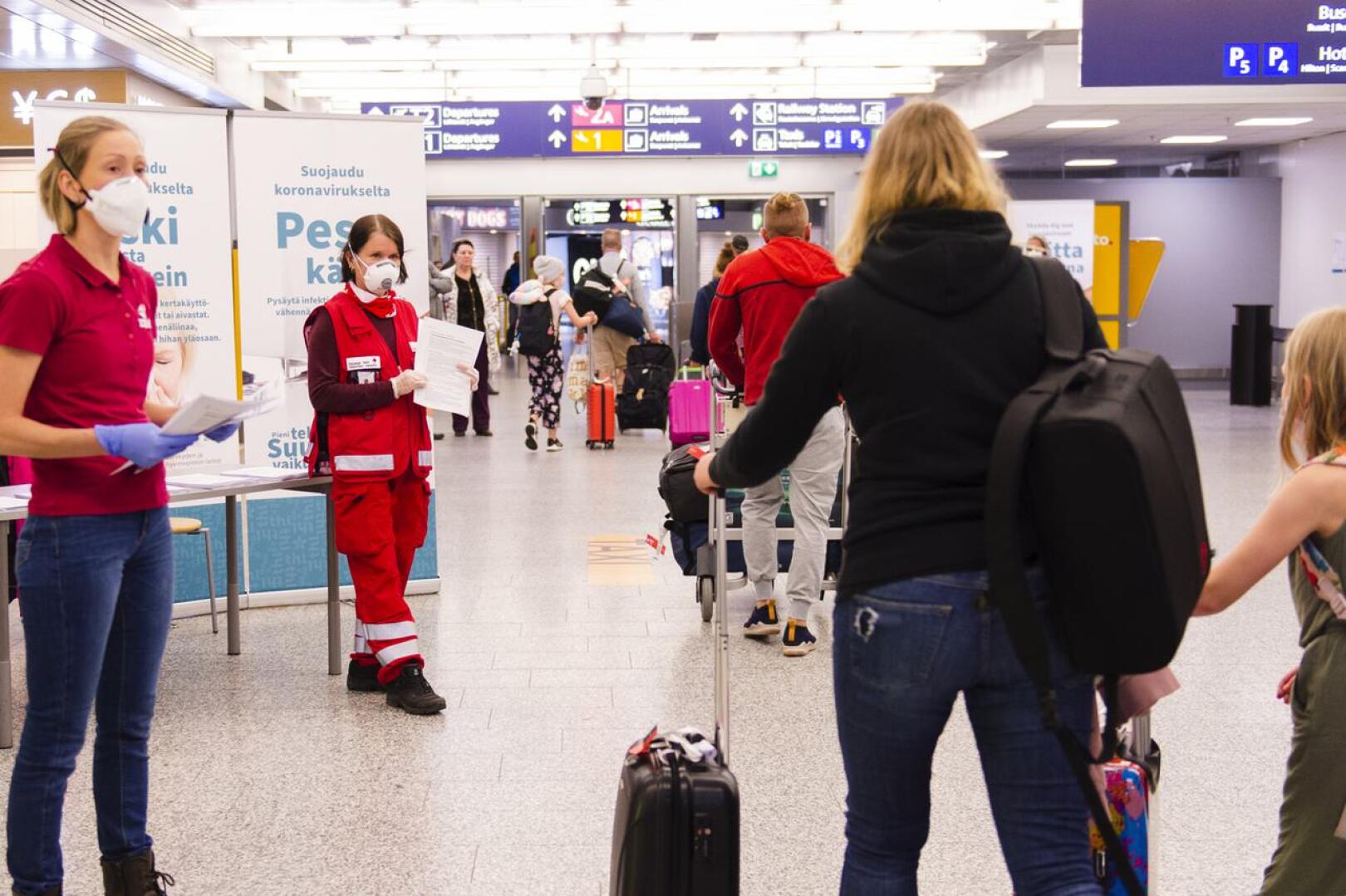 SPR:n vapaaehtoiset aloittivat Helsinki-Vantaan lentoasemalla tiedon jakamisen koronaviruksesta viime viikon alussa. Sitä ennen yli 200 000 lentomatkustajaa sai viime viikkoon asti kulkea lentokentän kautta Suomeen käytännössä ilman minkäänlaisia toimia.