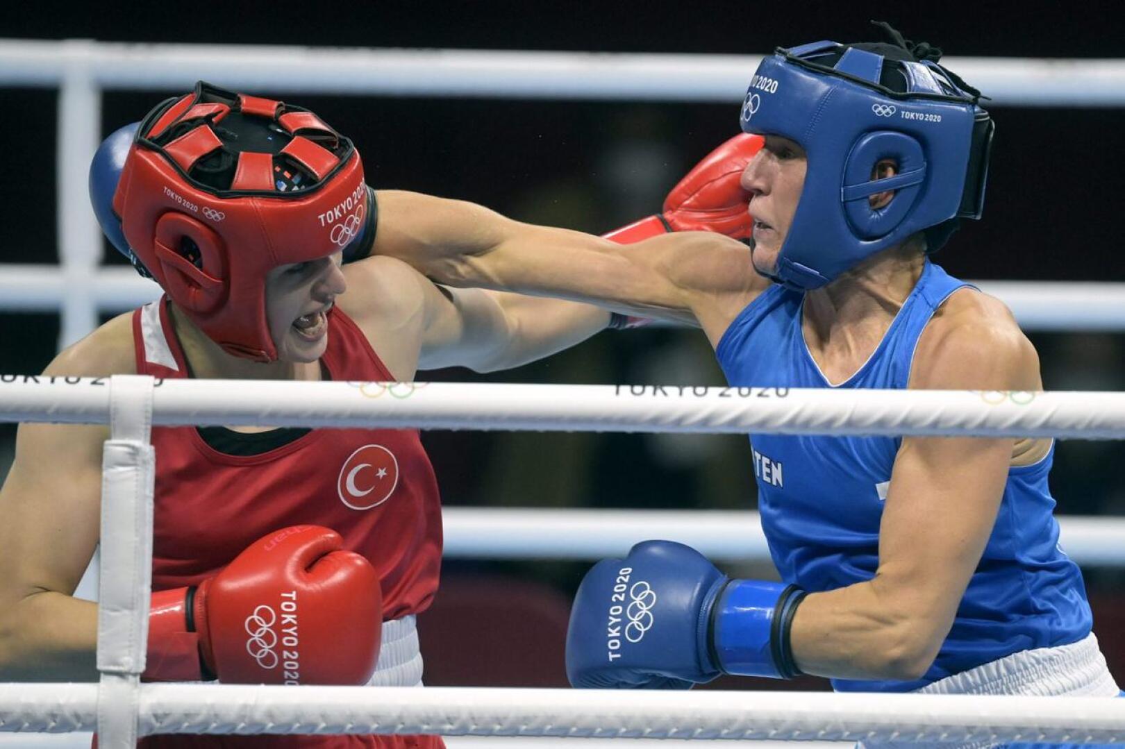 Suomen Mira Potkonen (sin.) otteli olympialaisten puolivälierissä Turkin Esra Yildizin vastaan.