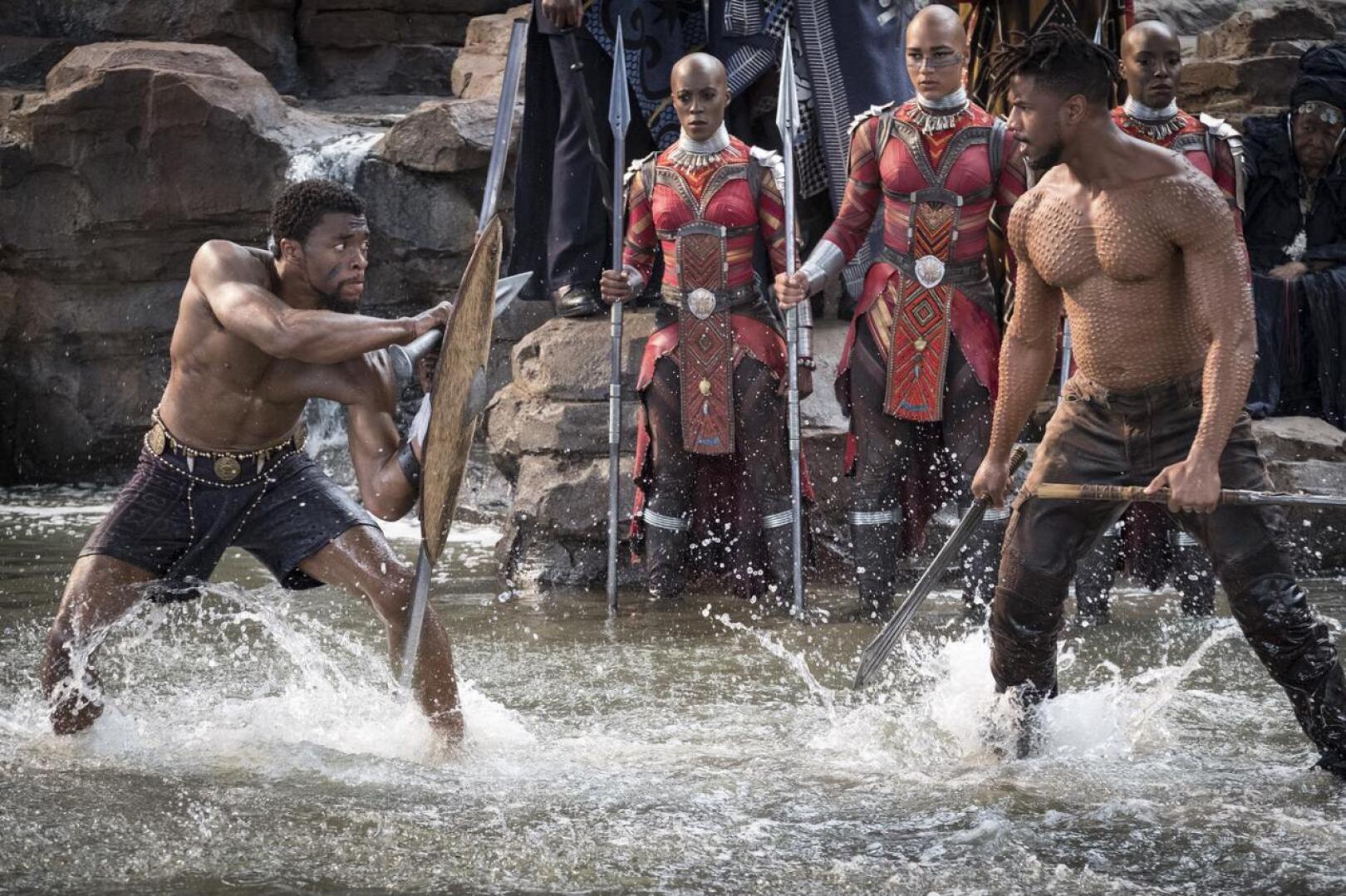 T’Challa eli Black Panther (Chadwick Boseman) kohtaa haastaja Erik Killmongerin (Michael B. Jordan) Wakandan kuninkuusritaalissa.