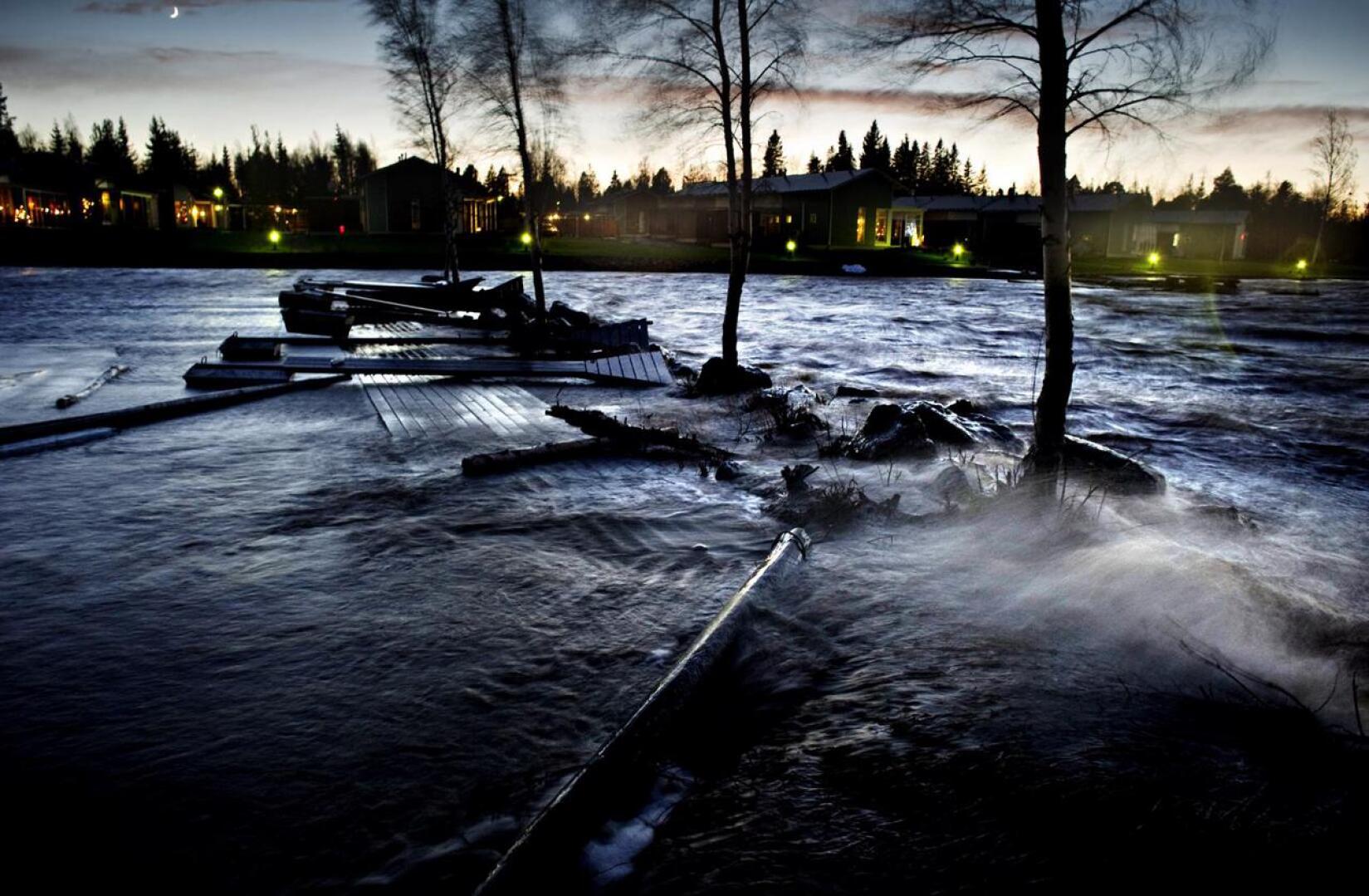 (arkistokuva Luodossa 2011 mekastaneesta myrskystä) Keski-Pohjanmaan pelastuslaitos twiitissään kertoo varautuvansa vaarallisen puuskaiseen tuuleen.