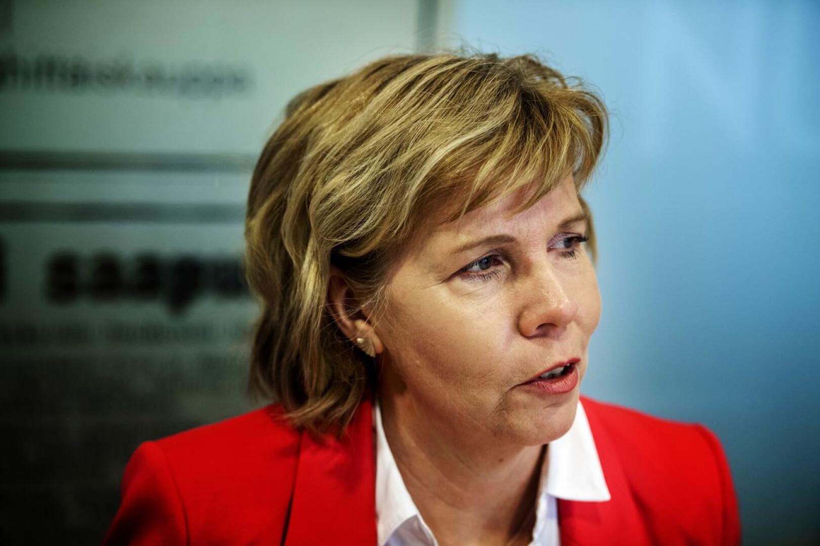 Hallitus ei ole menossa nurin Katri Kulmunin erottua valtiovarainministerin tehtävistä, kommentoi RKP:n Anna-Maja Henriksson.