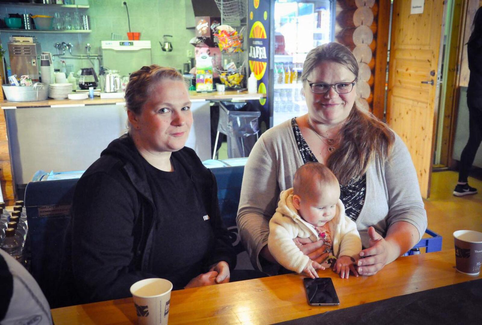 Terhi Riutta ja Katariina Hänninen toimivat Taverna PitStopin yrittäjinä Kemoralla. Katariinan puolivuotias pienokainen on saanut kasvaa radan pärinää kuunnellen, kun äiti käy välillä tavernalla auttamassa.