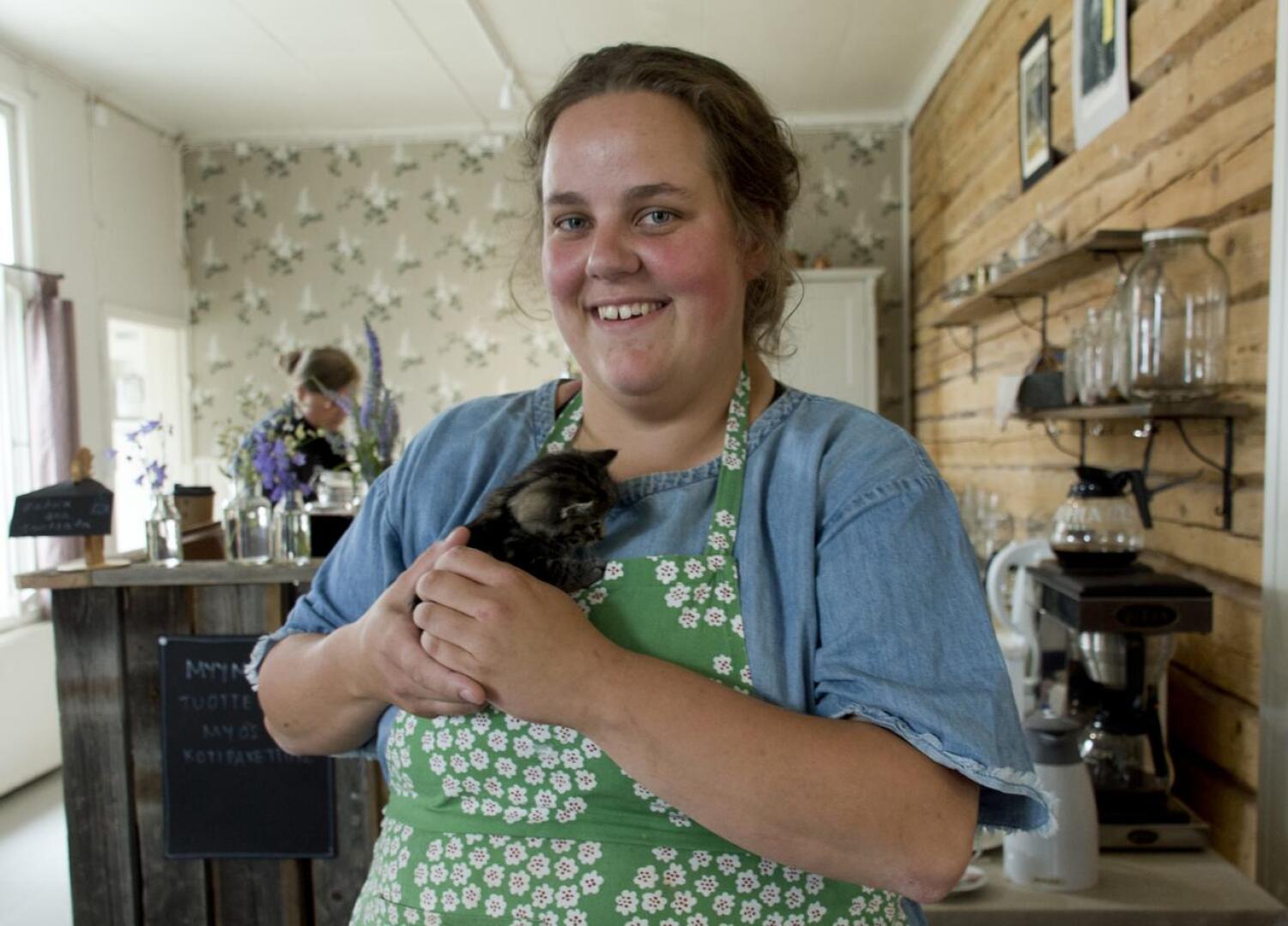Suloiset kissanpennut ovat tänäkin kesänä asiakkaiden hellittävinä, kertoo Jenni Hilliaho.