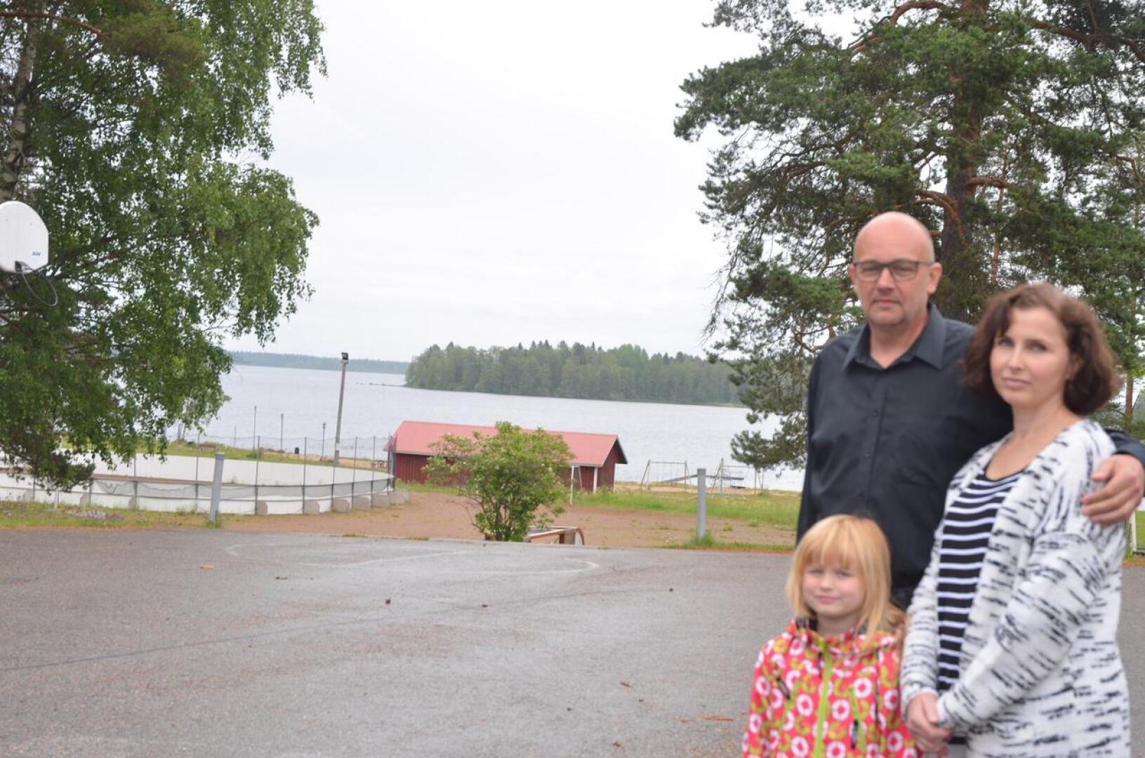 Hieno paikka. Lestijärven koulu rakennetaan hienolle paikalle järvimaisemaan. Kunnanhallituksen puheenjohtaja Jukka-Pekka Tuikka, Janika-vaimo ja heidän tyttärensä Janette, joka on tulossa eskari-ikään, ihastelivat paikkaa.