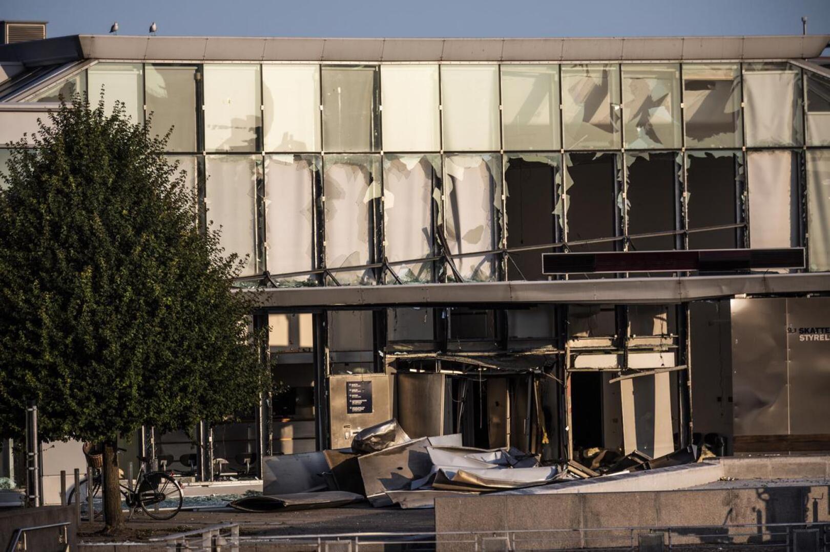 Tanskan veroviraston julkisivu vaurioitui pahasti räjähdyksessä viime viikon tiistaina.