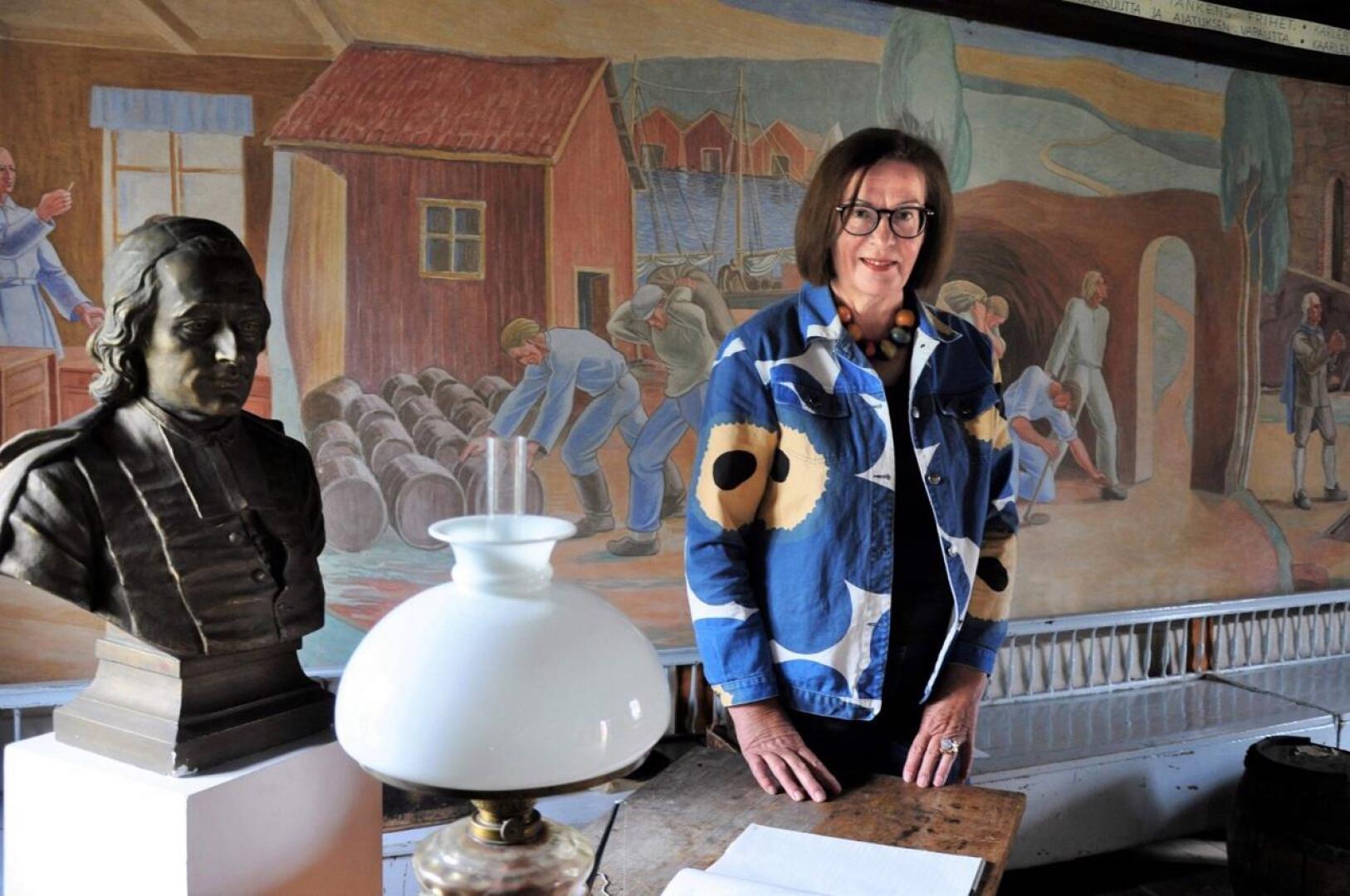Ulla Rasmus Store kertoo, että Anders Chydeniuksen muistohuoneessa on seinällä Annie Krokforsin maalaama fresko. Chydeniuksen pronssinen rintakuva puolestaan on Walter Runebergin käsialaa.
