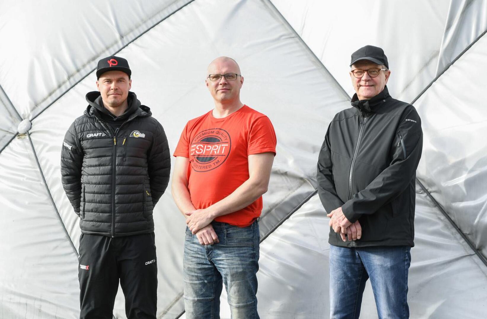 Sami Haapakoski, Teppo Miettunen ja Juhani Nevala uskovat, että vauhdilla leviävä padelbuumi tuo käyttäjiä useammallekin kentälle Ylivieskassa.
