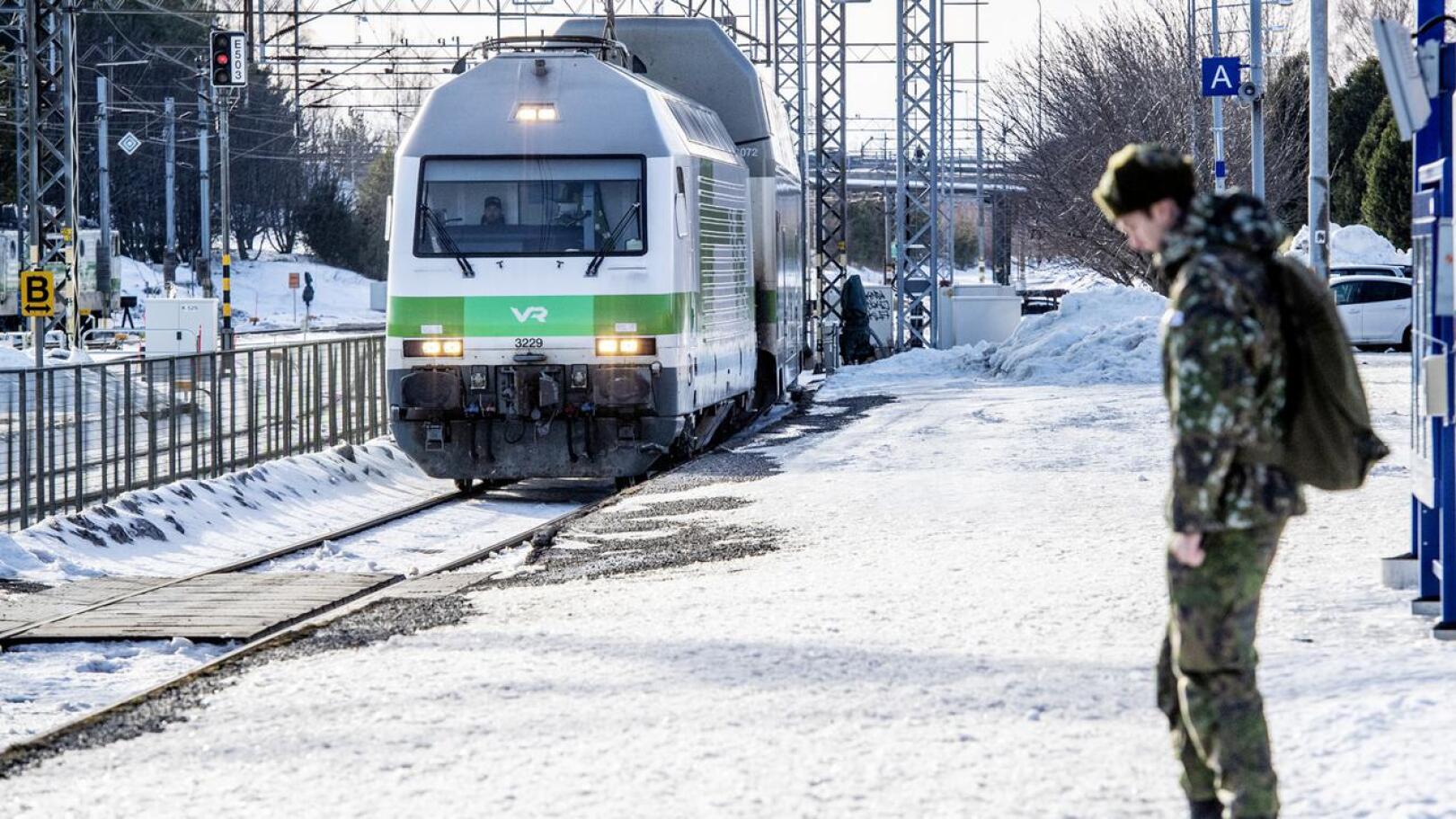 Junalakko alkaa maanantaina kello 00.01. Kuvassa juna saapuu Kokkolan rautatieasemalle.