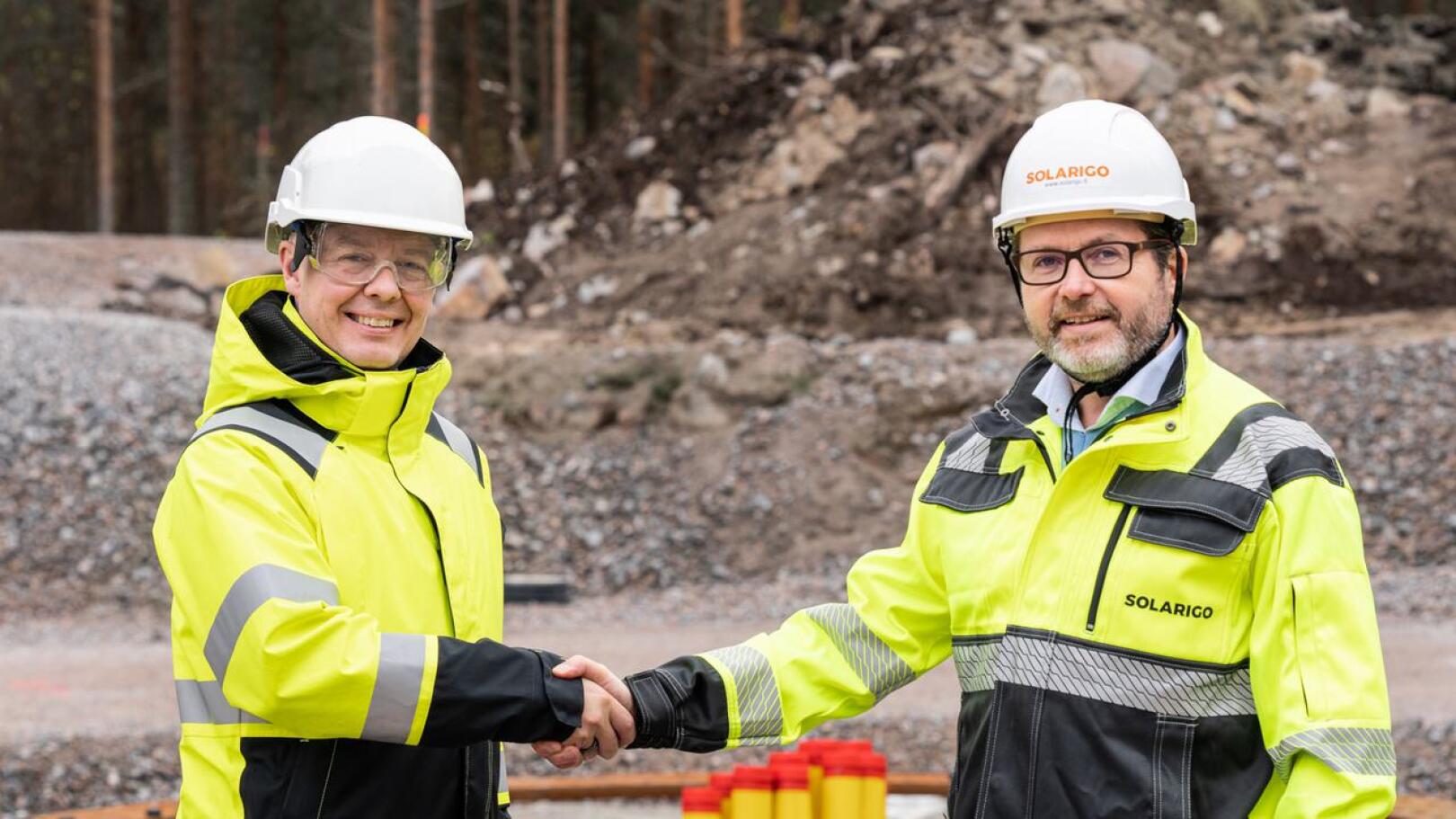 VSB Uusiutuva Energia Suomi Oy:n toimitusjohtaja Seppo Tallgren ja Solarigo Systemsin toimitusjohtaja Antti Koskelainen löivät kättä päälle tuuli- ja aurinkovoimaa energiantuotantoon käyttävän hybridisähköpuiston rakentamiseksi Kalajoelle.