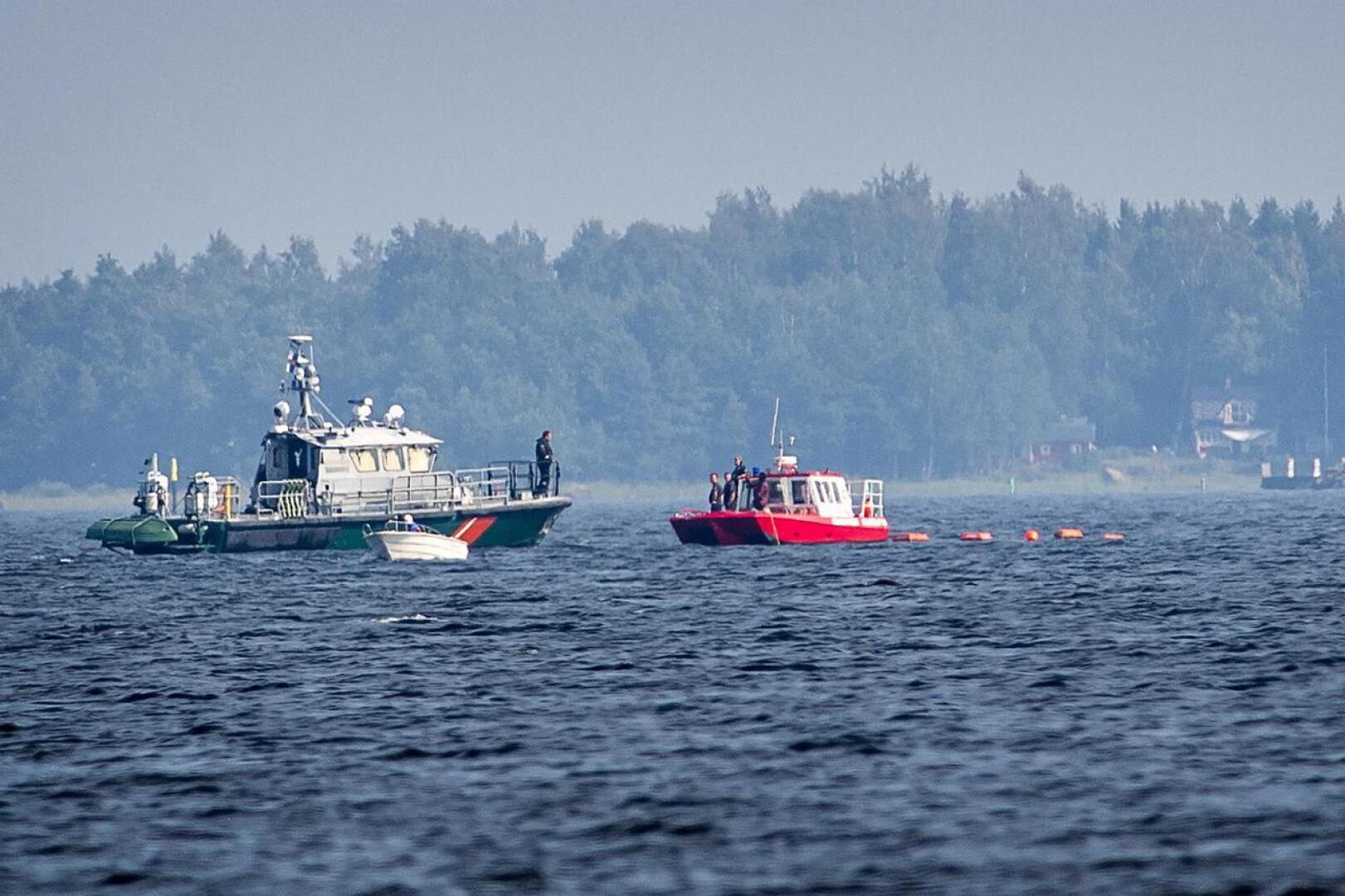 Matkustajavene ajoi karille Ådön sataman edustalla viime vuoden elokuussa. Uppoamispaikalla Rajavartiolaitoksen ja Pelastuslaitoksen veneet.