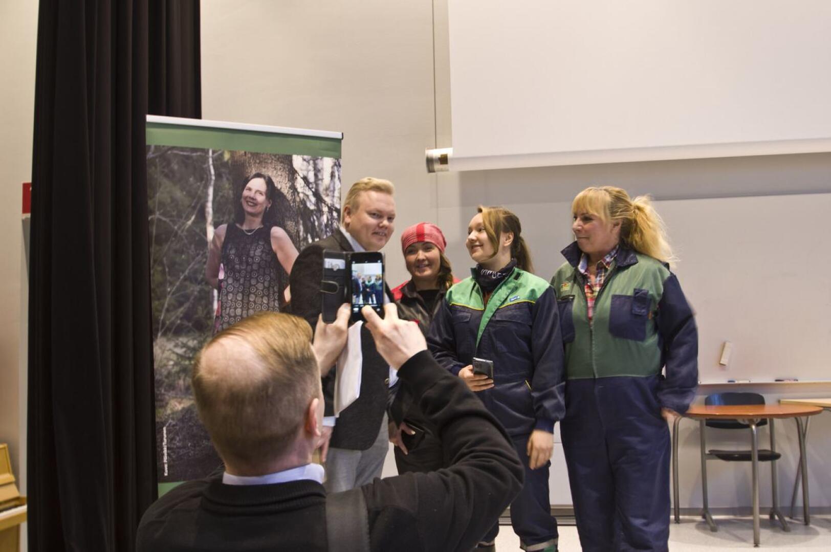 Ministeri Antti Kurvinen päätyi myös sosiaalisen median kuviin, Kurvista tenttasivat tuottajat Anu Ahlholm, Anne-Mari Tarkkio ja Eliisa Kumpula.