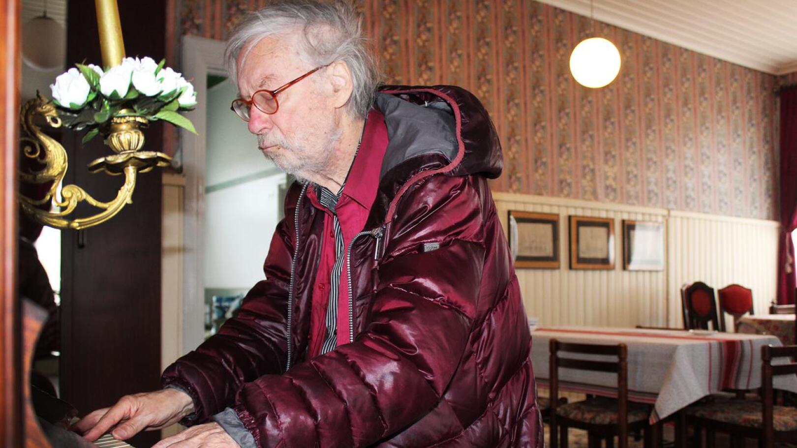 Jyrki Pelliselle myönnettiin valtion 15-vuotinen taiteilija-apuraha vuonna 1984 ja valtion taiteilijaeläke vuonna 2002. Tällä hetkellä 80-vuotias kirjailija, runoilija, kuvataiteilija on eläkkeellä, mutta tekee töitä päivittäin. Kalajoella Säästöpankin talossa valmistui romaani, ja vanha G&E Kanhäuser-piano houkutteli soittamaan useasti päivässä.
