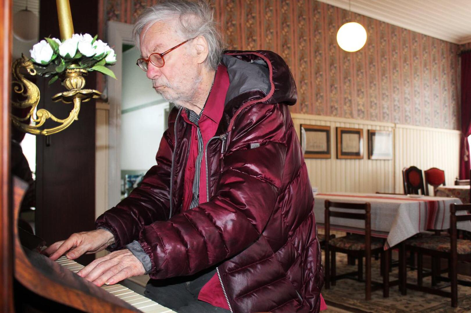 Jyrki Pelliselle myönnettiin valtion 15-vuotinen taiteilija-apuraha vuonna 1984 ja valtion taiteilijaeläke vuonna 2002. Tällä hetkellä 80-vuotias kirjailija, runoilija, kuvataiteilija on eläkkeellä, mutta tekee töitä päivittäin. Kalajoella Säästöpankin talossa valmistui romaani, ja vanha G&E Kanhäuser-piano houkutteli soittamaan useasti päivässä.