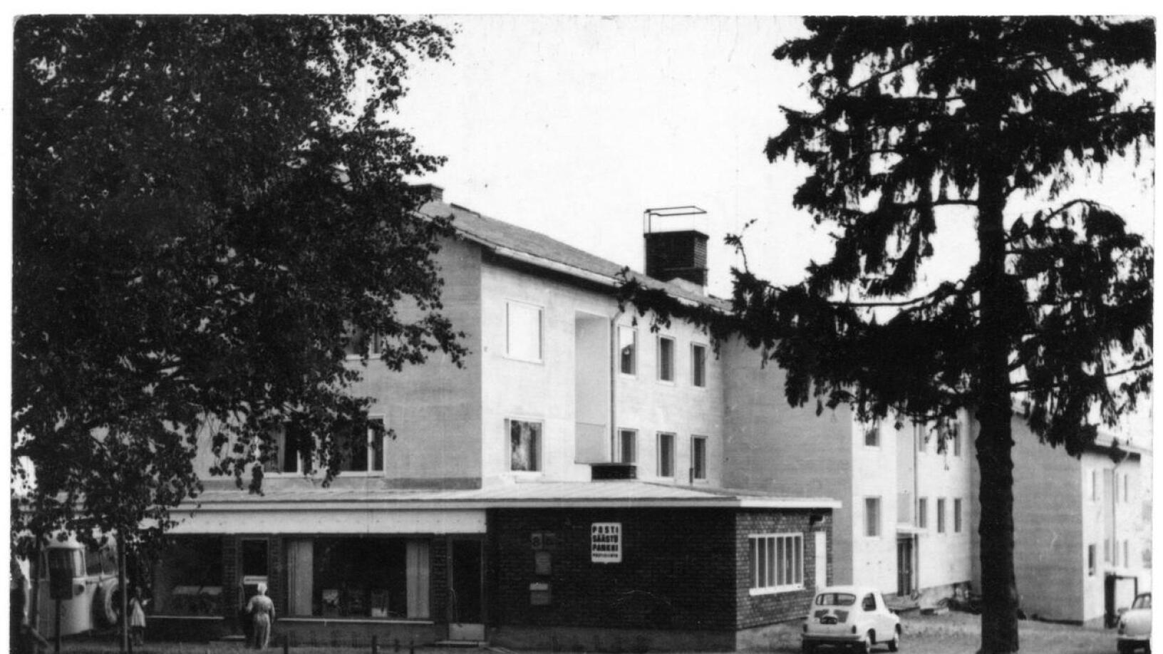 Tässä luultavasti 1960-luvulla otetussa valokuvassa Vanhan Aravan päädyssä toimii vielä Posti. Asioimaan menossa Signe Ritola ja talon seinustalla Signen auto.