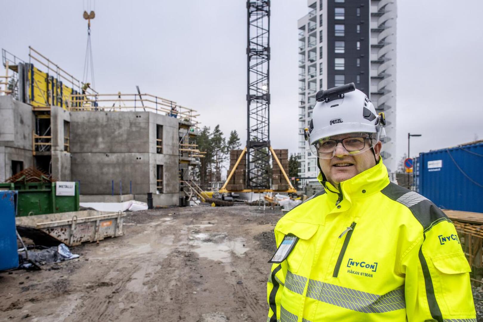 Nycon Oy:n toimitusjohtaja Håkan Nyman Kokkolan Pikiruukkiin nousevan toisen 12-kerroksisen kerrostalon rakennustyömaalla. Hänen mukaansa rakennusalan työnjohtajia koulutetaan liian vähän.