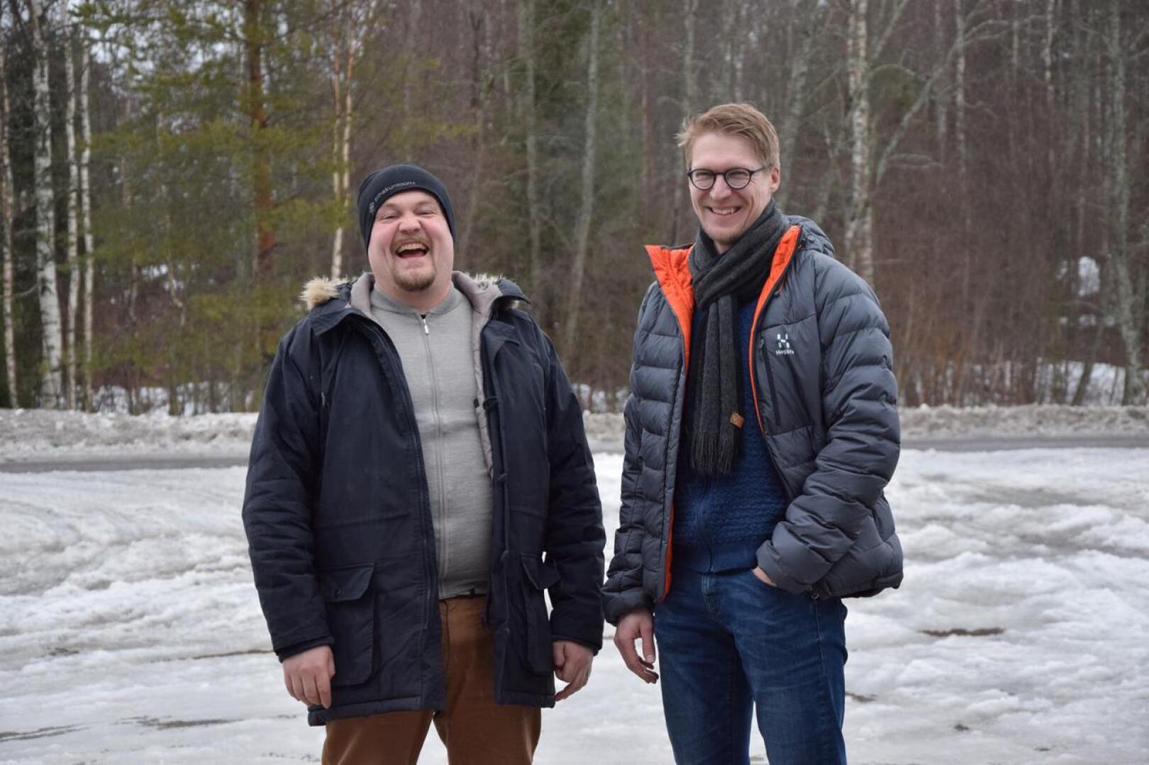 Johannes Nikulan (vas.) ja Jaakko Pasasen yritys Vihertyö Niskanen Oy tarjoaa pihasuunnittelun, piharakentamisen sekä pihanhoidon palveluita.