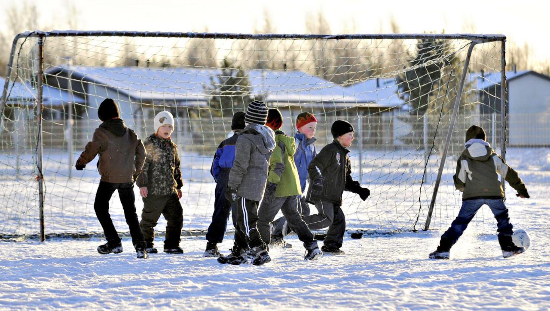 Atte Ohtamaan stipendirahasto tukee lasten ja nuorten liikuntaharrastusta. Kuvassa Kyösti Kallion koulun oppilaat liikkumassa välitunnilla.