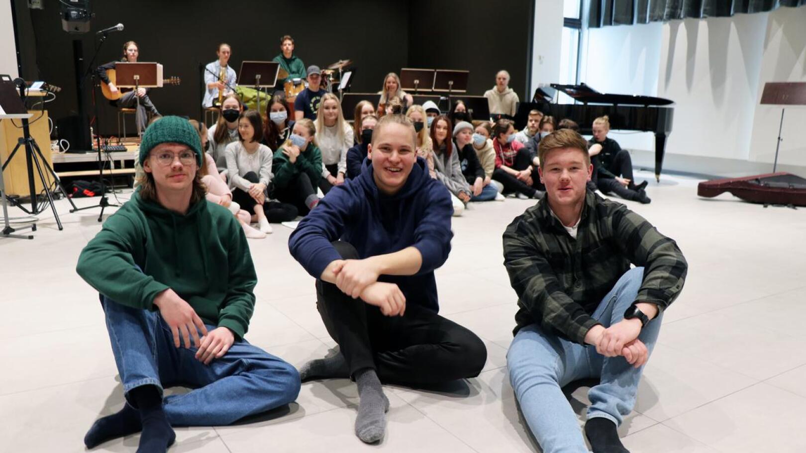 Pekka Töpöhäntä -musikaalissa on mukana viitisenkymmentä lukiolaista. Roope Kaunissaari on kapellimestari, Miska Nikula esittää Pekkaa ja Onni Kivipelto Monnia.