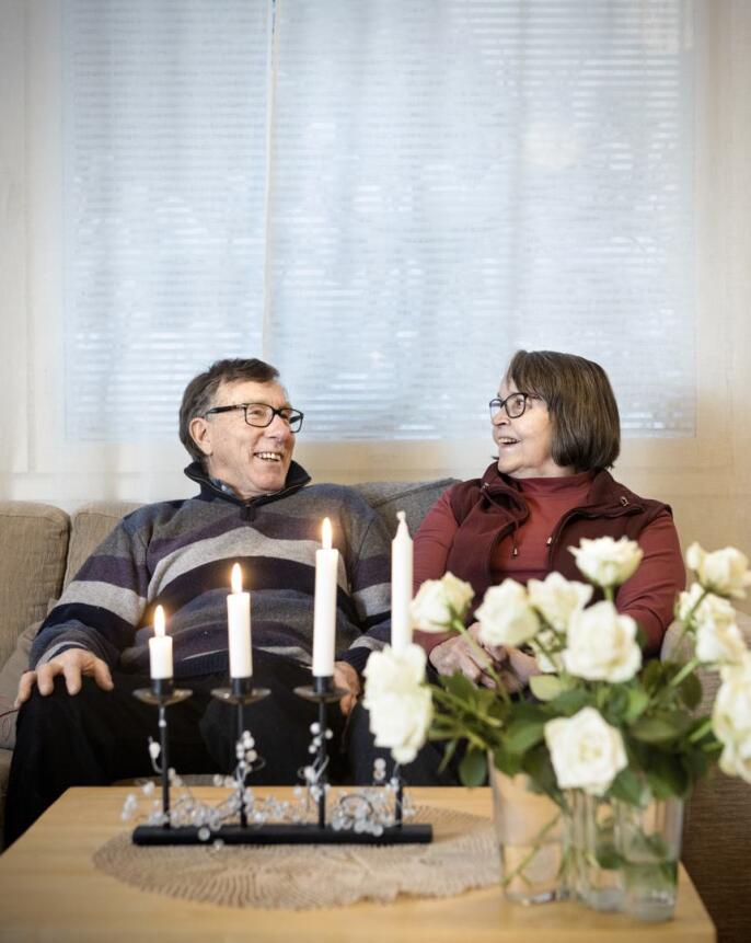 Liisa ja Pekka Alakuijala hankkivat adventtikynttelikön jo vuosia sitten asuessaan Kuopiossa. Ylivieskaan he muuttivat eläkkeelle.