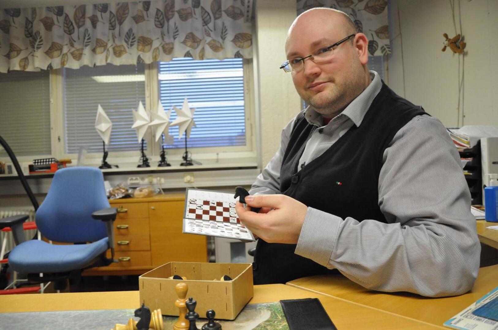 Anton Meriläinen pitää mieluisimpana kunnon puista shakkilautaa ja nappuloita. Mieleinen on myös taskushakki, jonka avulla voi analysoida mestarien pelejä.
