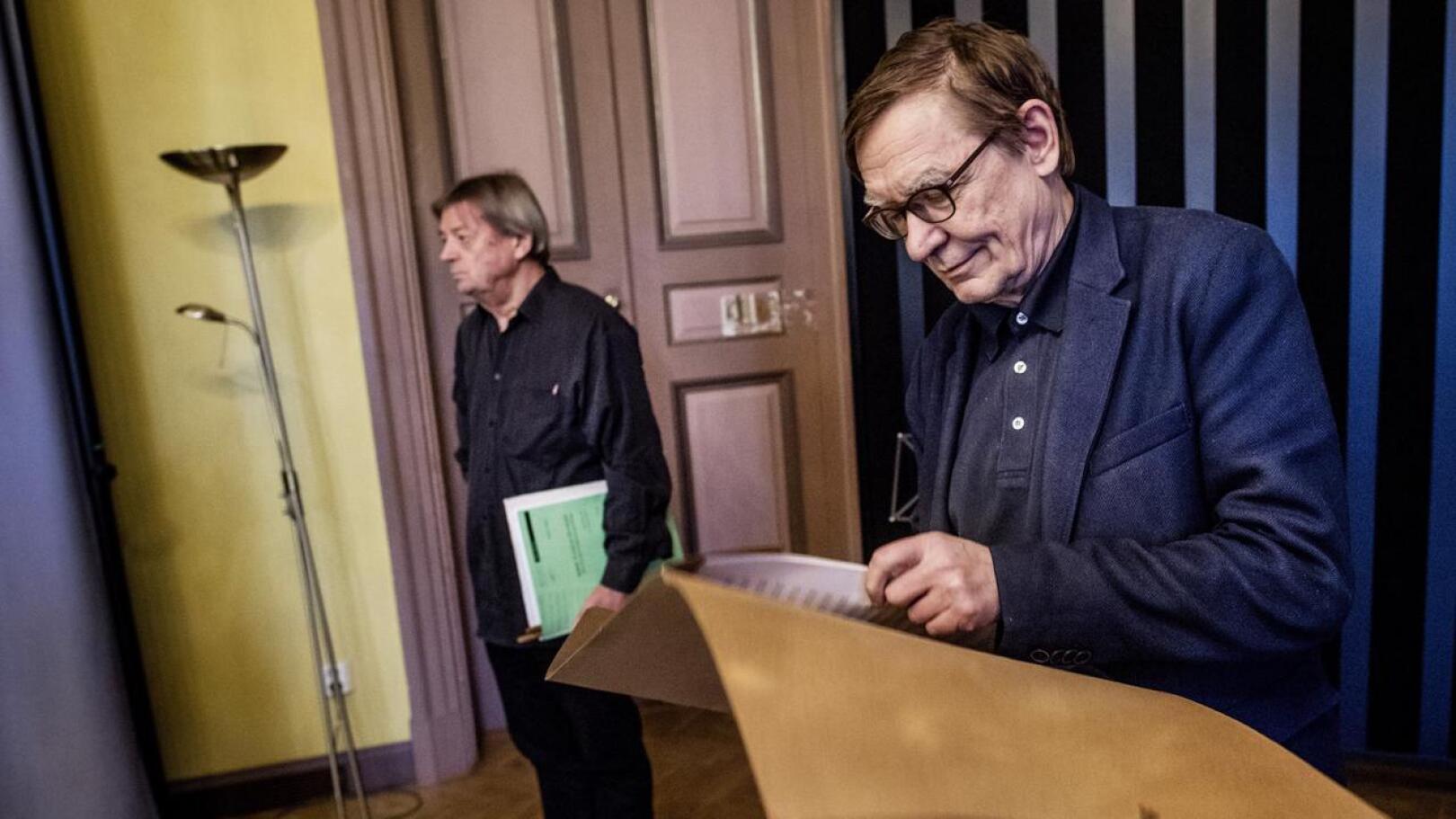 Kalevi Aho seurasi PH Nordgrenin muistolle säveltämänsä Kirje tuolle puolen -teoksen kantaesityksen harjoituksia tammikuussa Kokkolan raatihuoneella, taustalla teoksen kapellimestari Juha Kangas.