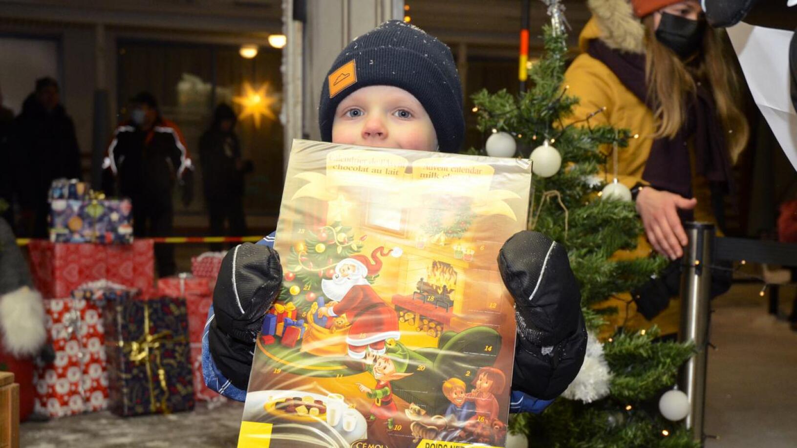 Nivalalainen Eeli Jyrkkä sai pukilta komean joulukalenterin.  Eeli kertoi, että kalenterin saaminen tuntuu hyvältä. Hän aikoo avata luukut kärsivällisesti päivä kerrallaan.