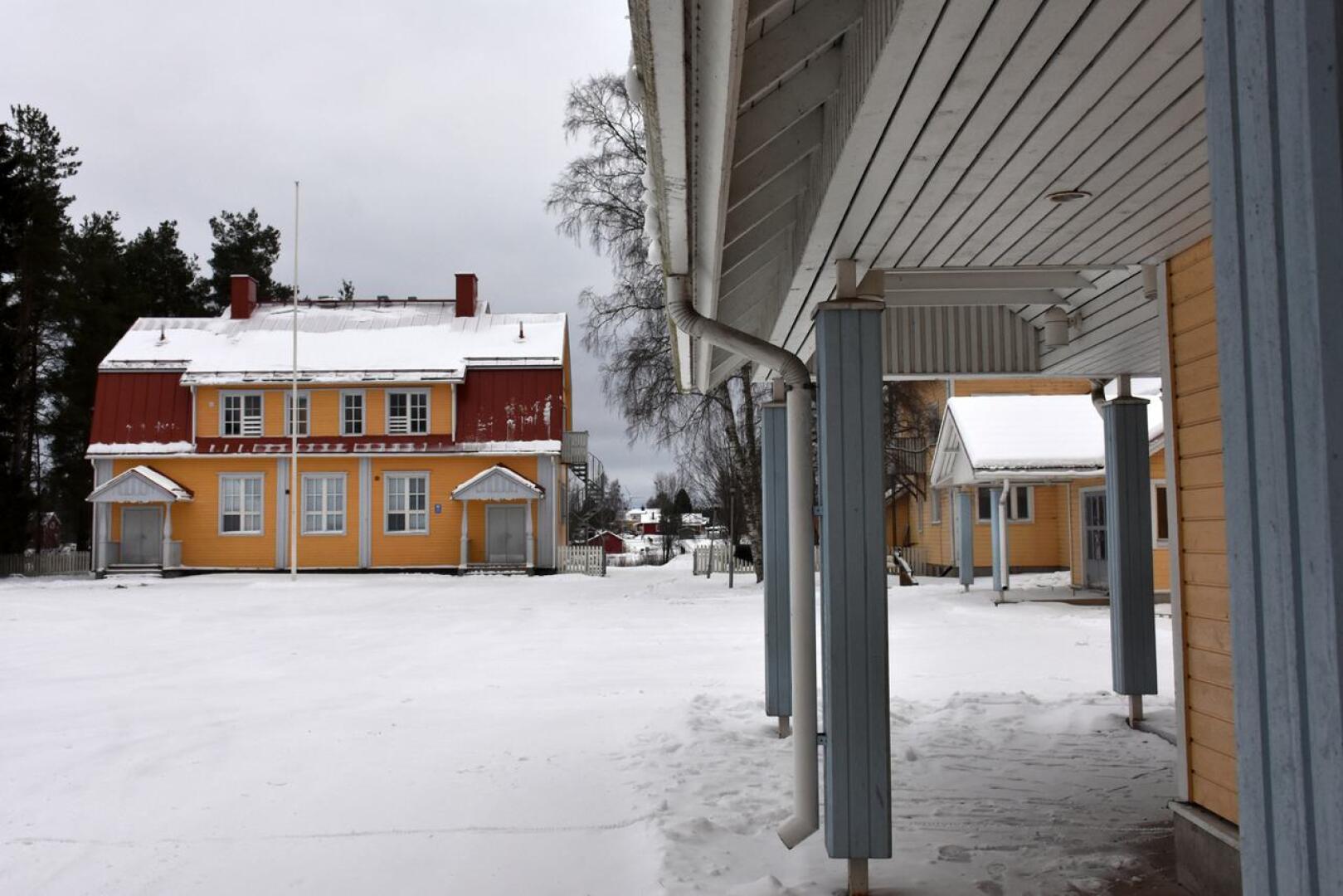 Etelänkylän koulun vanha mansardikattoinen osa on suojeltu.