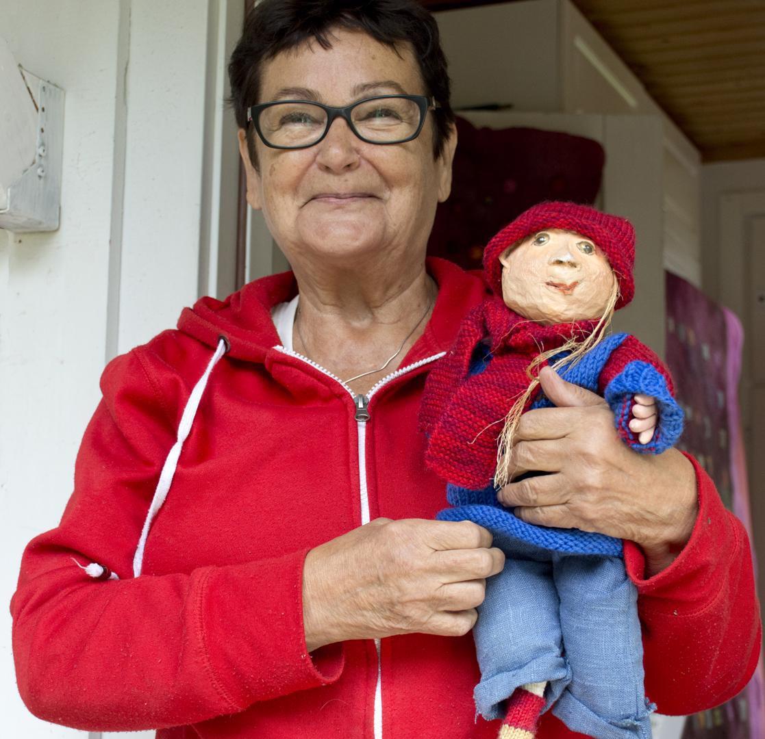 Pikkuiivarin maskottinukke pikkuiivari on kiertänyt Sirkka-Liisa Lahden mukana jo 25 vuotta.