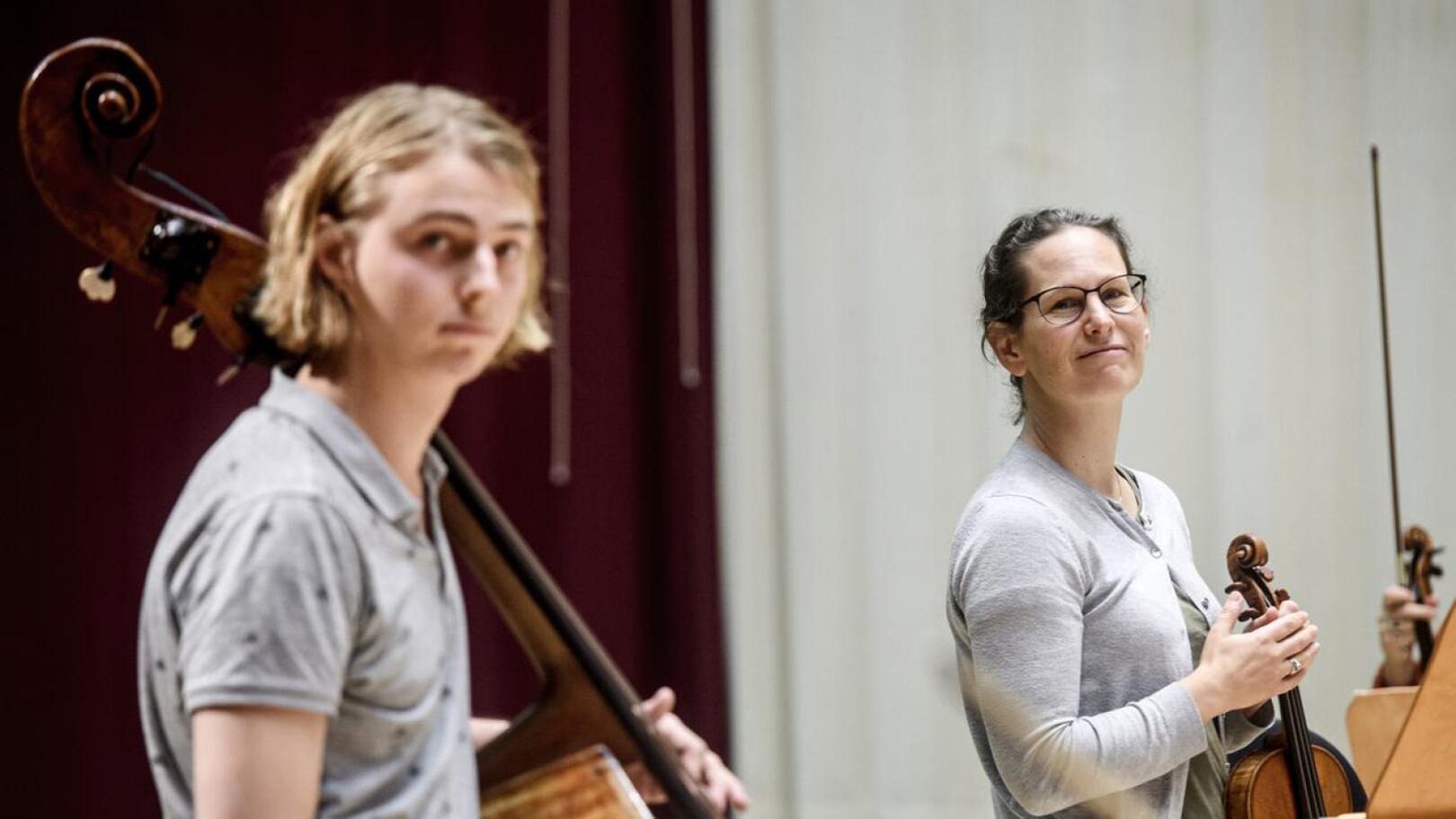 Keski-Pohjanmaan Kamariorkesterin taiteelinen johtaja Malin Broman ja konsertin solisti Pauli Pappinen tapasivat ensimmäisen kerran tiistain harjoituksissa.