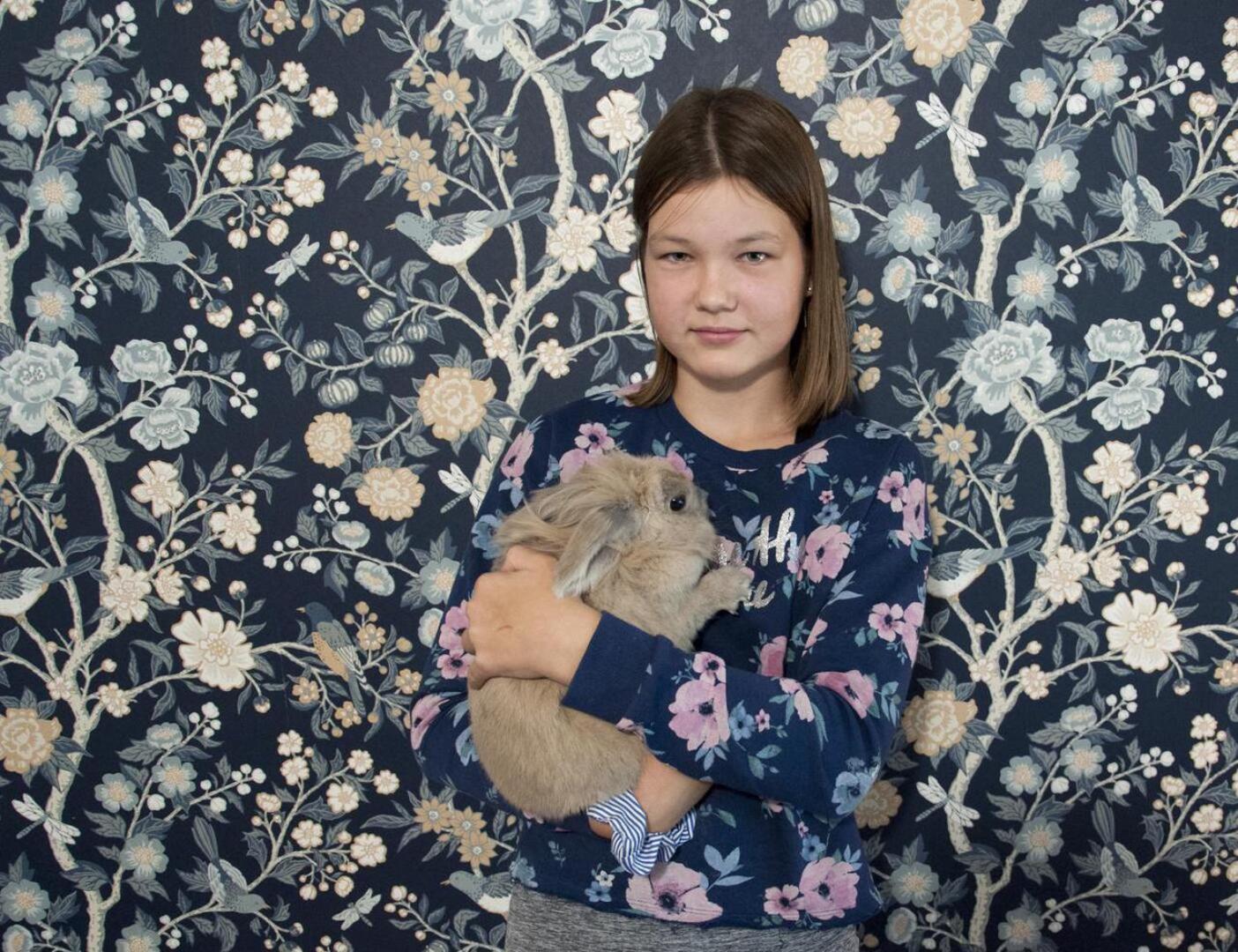 Janica Peltola hoitaa perheen kaksivuotiasta Hipsu-kania mielellään.
