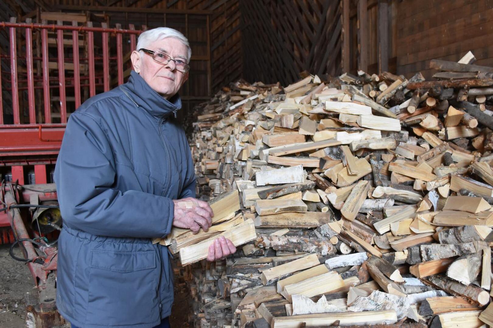 Jalo Aittola arvioi, että tällä hetkellä polttopuuta on varastossa jo 90-vuotissynttäreihin saakka.  
