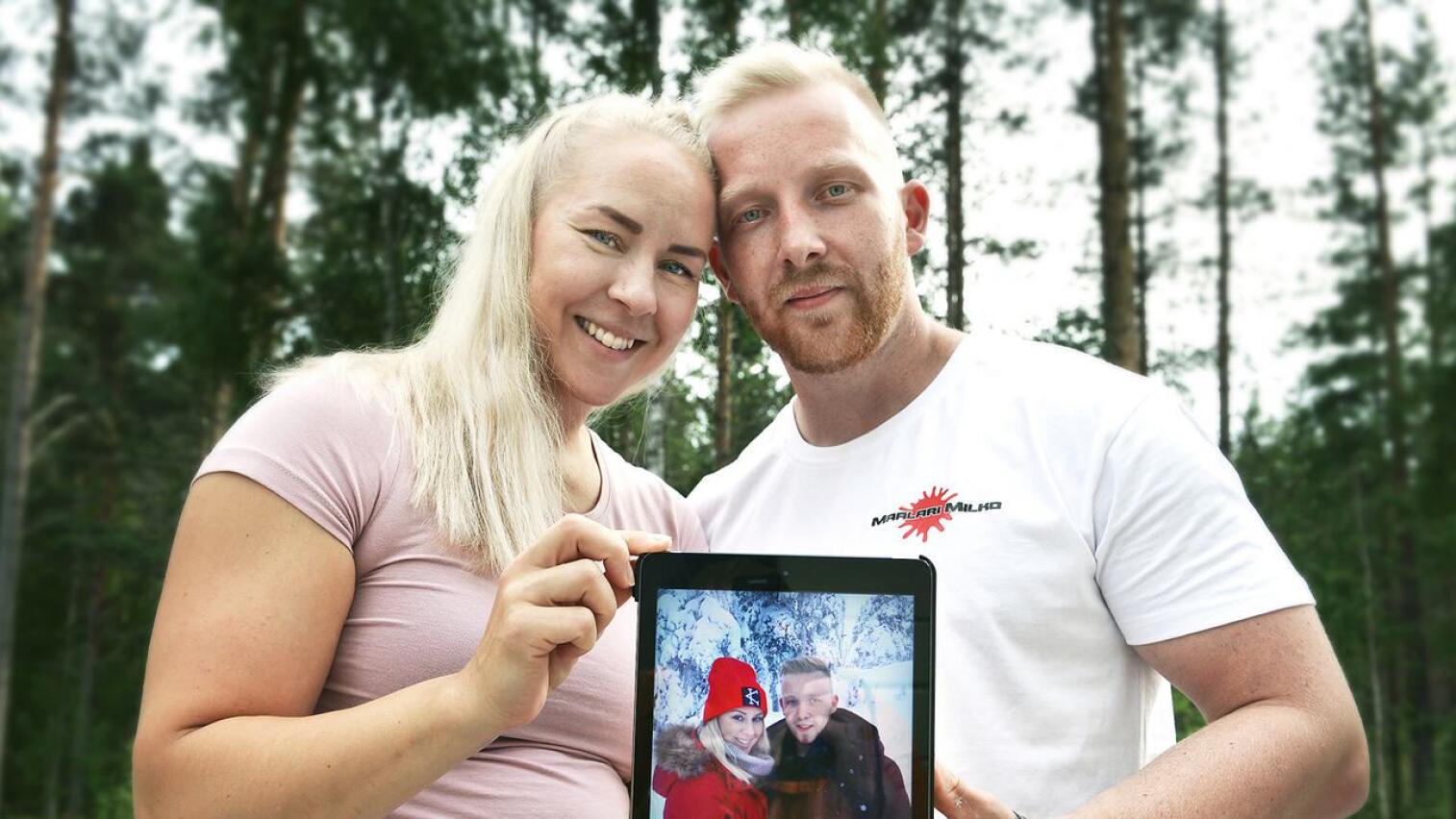 Anna ja Milko Tokola Rovaniemellä seurustelun alkuaikoina. Nyt he asuvat rinnetontilla uudessa omakotitalossa Rautiossa.