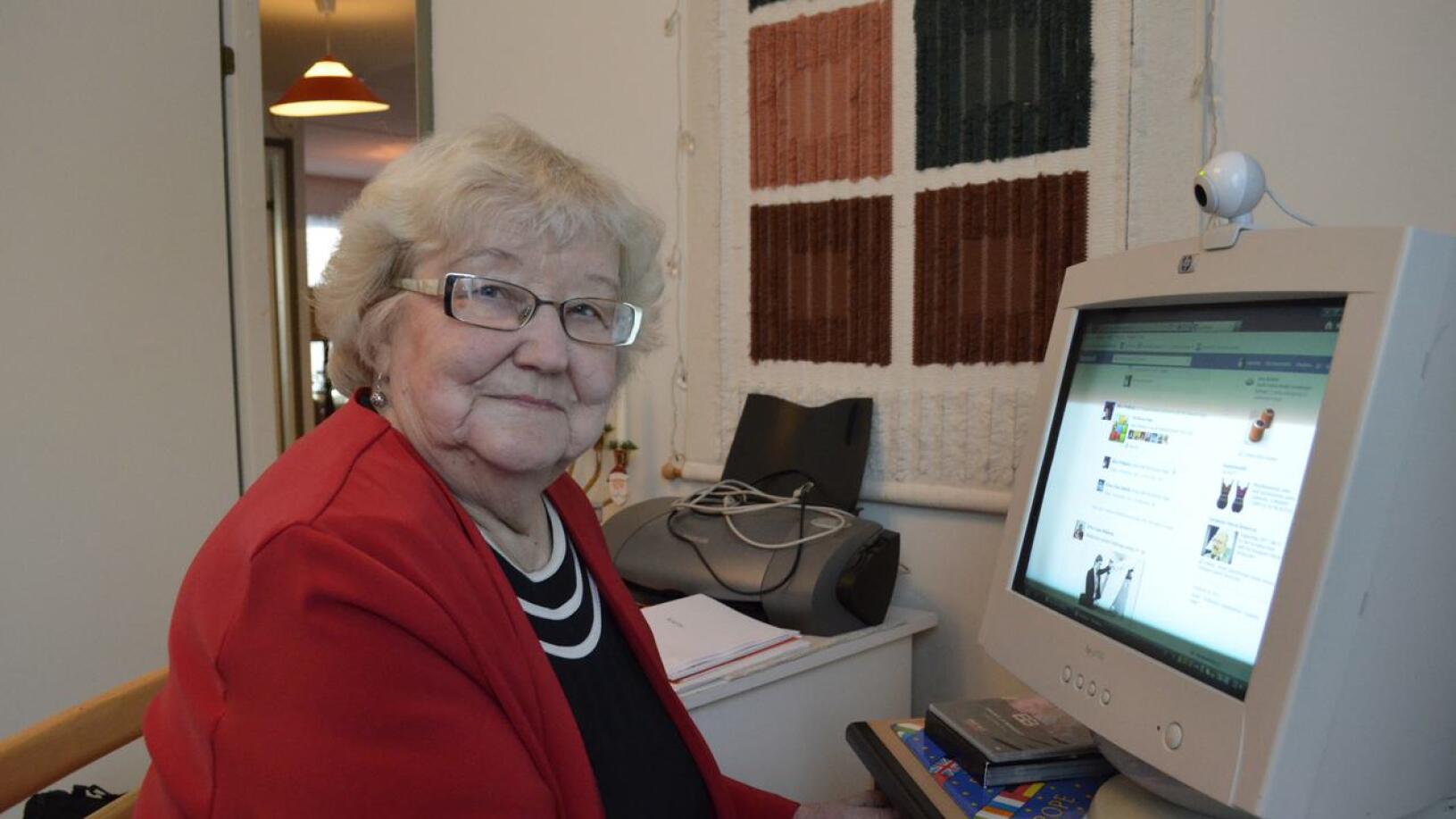 Kaarina Visuri oli kotonaan Pappilanmäessä ja nettimaailmassa. Skypen ja Facebookin välityksellä hän piti yhteyttä tuttaviin ympäri Suomea ja ulkomaillekin, muun muassa ystävyyskunta Belomorskiin.