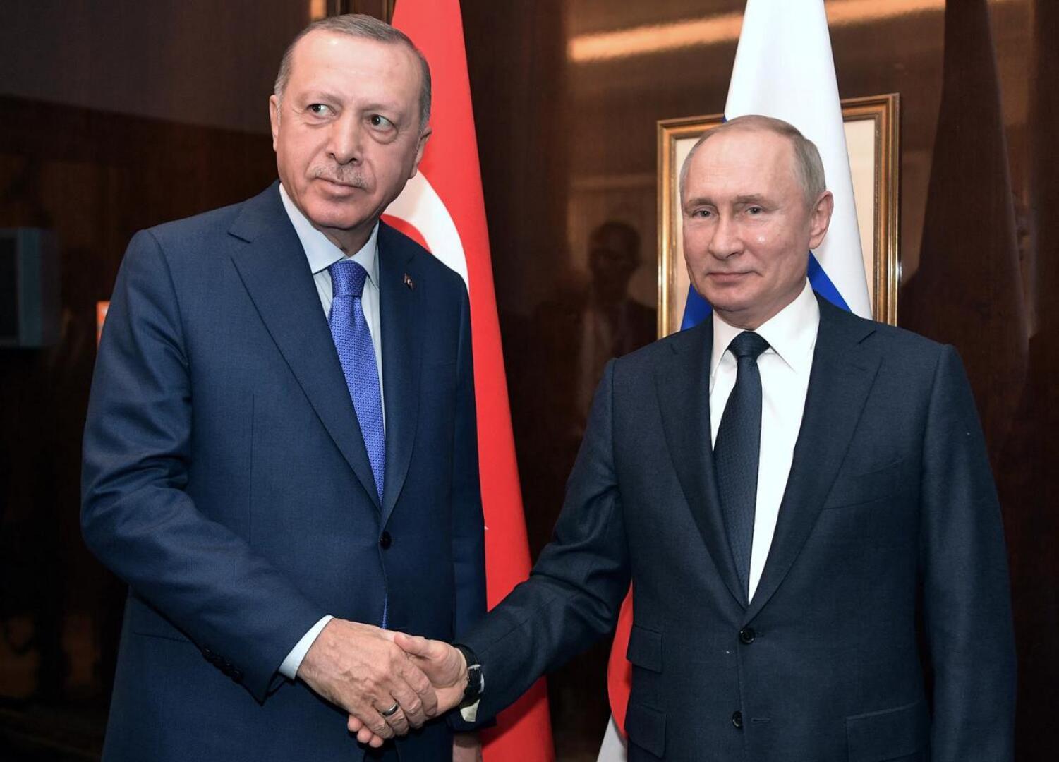 Turkin presidentti Recep Tayyip Erdogan ja Venäjän presidentti Vladimir Putin tapasivat Berliinissä sunnuntaina. Viime viikolla sotapäällikkö Khalifa Haftar lähti Moskovan neuvotteluista allekirjoittamatta aseleposopimusta.
