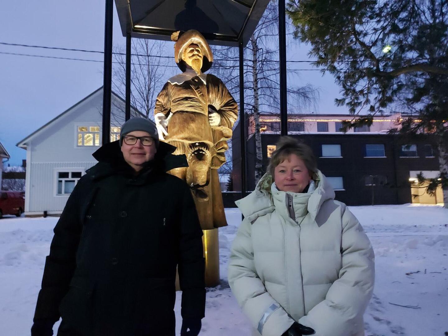 Kokkolan Energialta Mikko Rintamäki sekä kaupunginjohtaja Stina Mattila ihailivat valaistua kaupungin perustajaa.