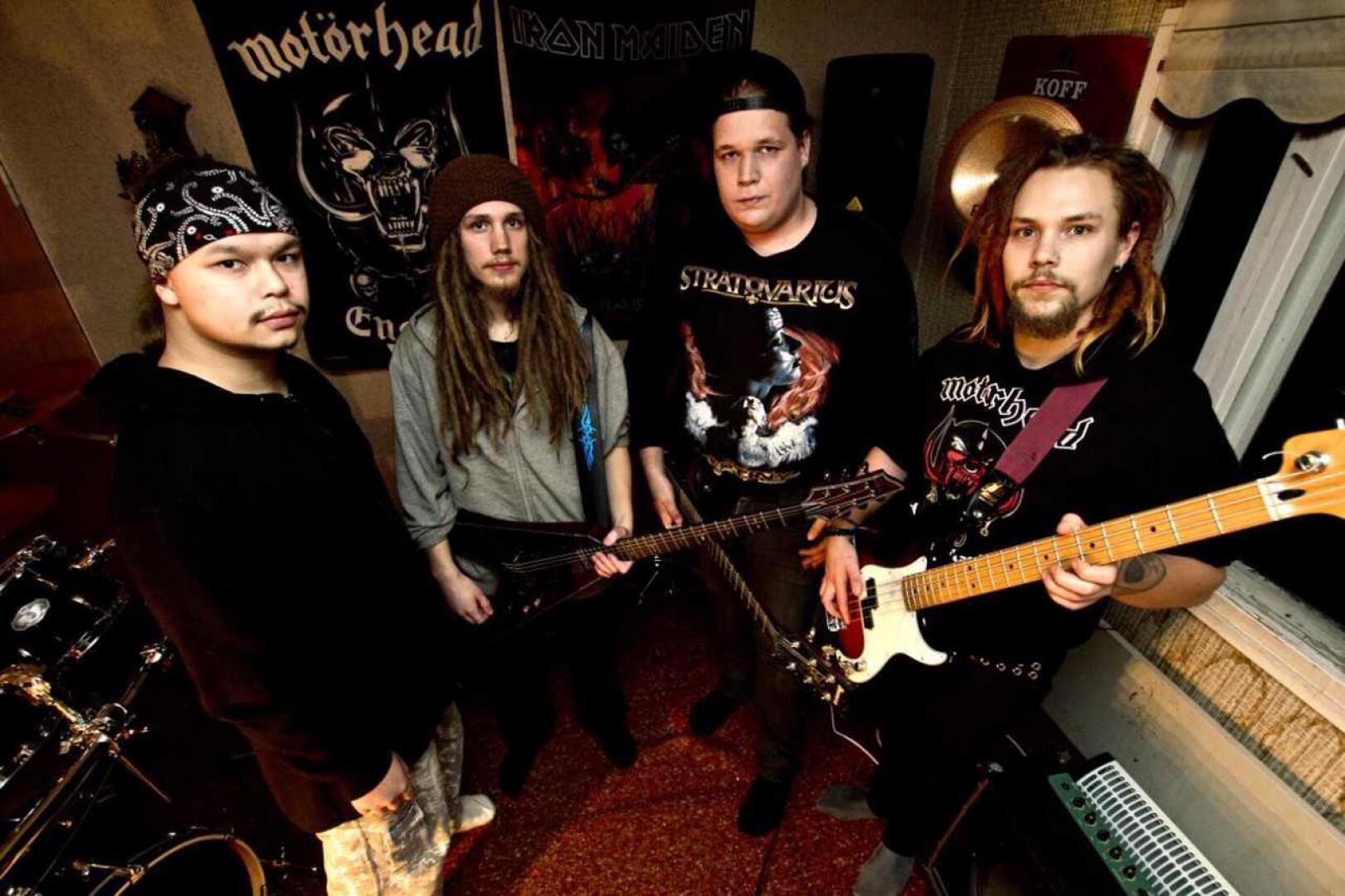 Aleksi Heikkilä, Kasimir Kaakko, Riku Lauri ja Severi Kaakko soittavat yhdessä thrash metallia Tasteful Turmoilissa.