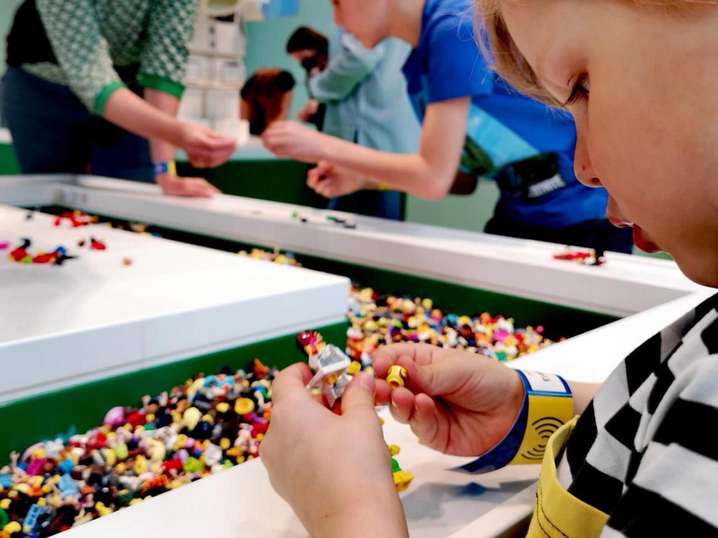Lego Housessa lasten luovuus pääsee kukoistamaan. Legoilla rakentamassa Touko Mäkelä.