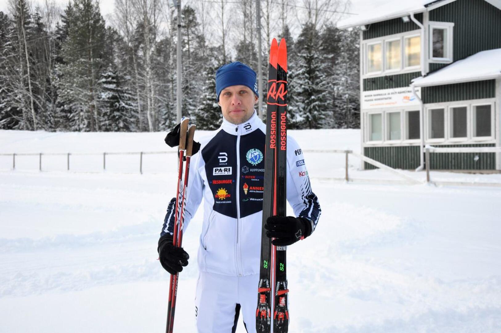 Timo Pikkarainen hiihtää Santahaan ja Köykärin laduilla. Viime talvena hän hiihti 2000 kilometriä.