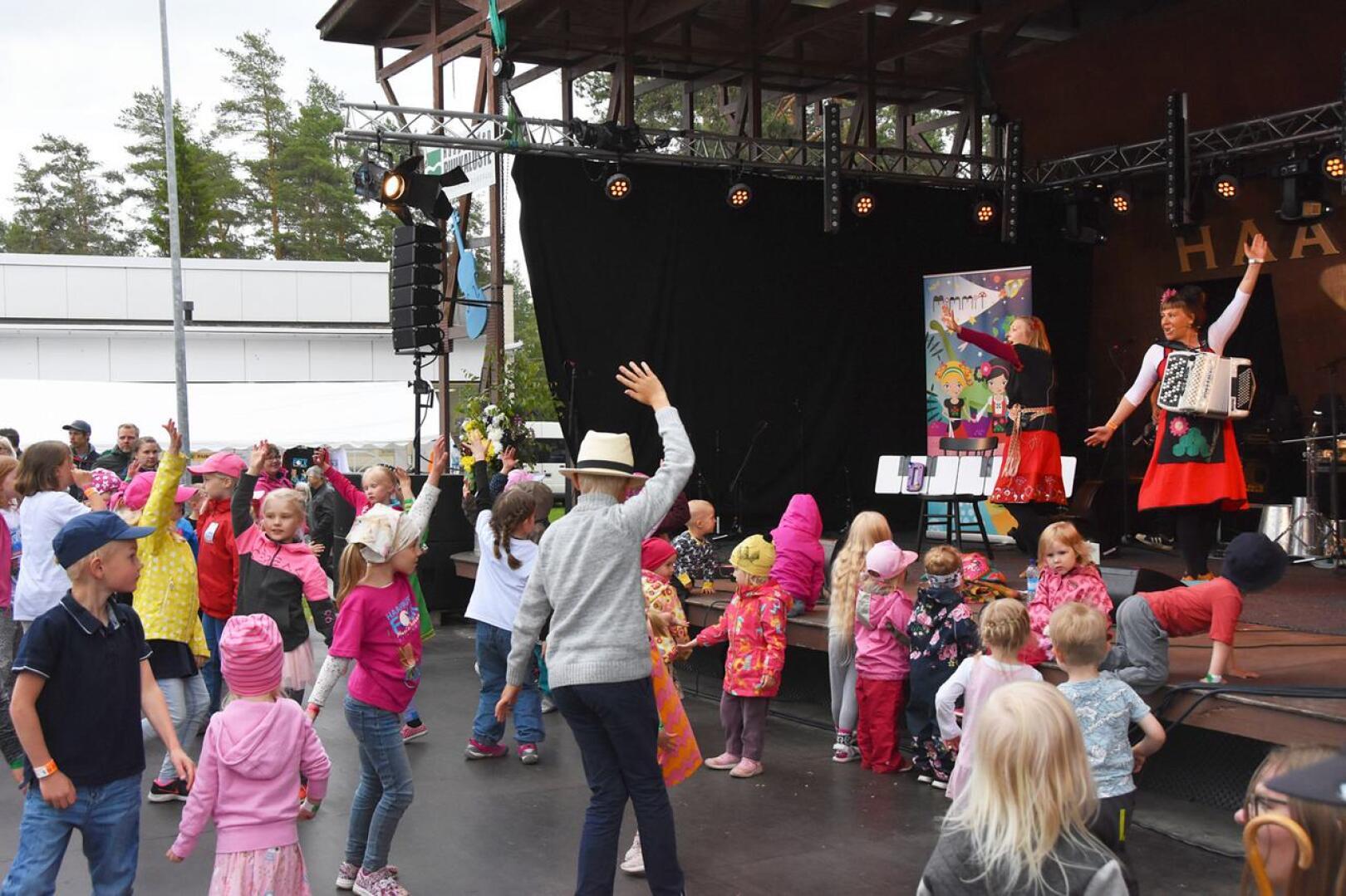 Haapavesi Folk ry vastaa kesän festivaalien, Wanhan musiikin tapahtuman sekä kevät- ja syysfolkien tuottamisesta ja jatkossa myös Lasten ja nuorten kulttuuriviikoista sekä Taiteiden yöstä. Arkistokuva toissakesän Folkeilta.