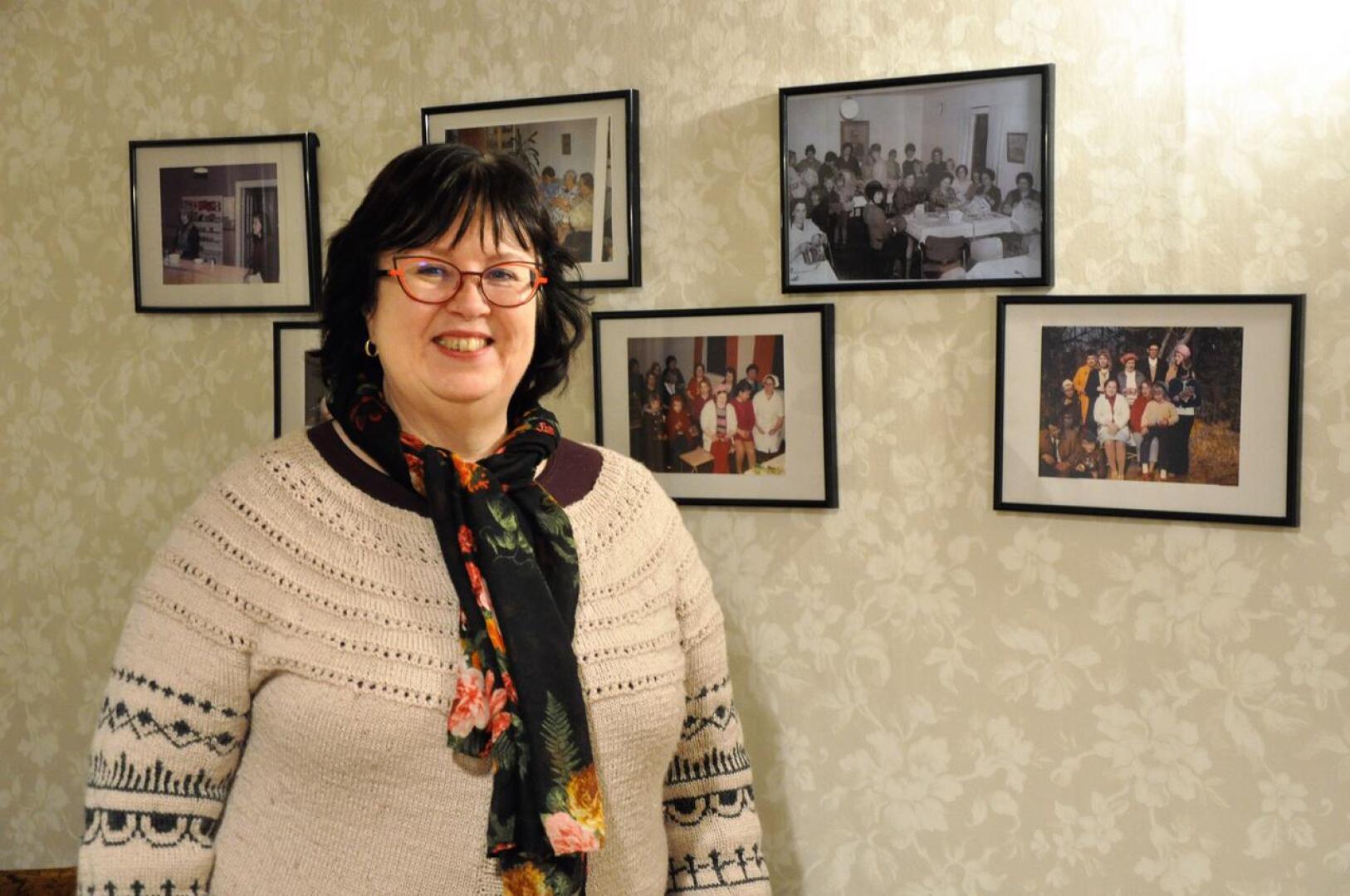 Työväentalon ”akkain huone” valokuvineen on Jaana Pikkarainen-Haapasaarelle tuttu jo lapsuudesta. Naiset ovat talolla kokoontuneet tiistaisin vuosikymmenten ajan.