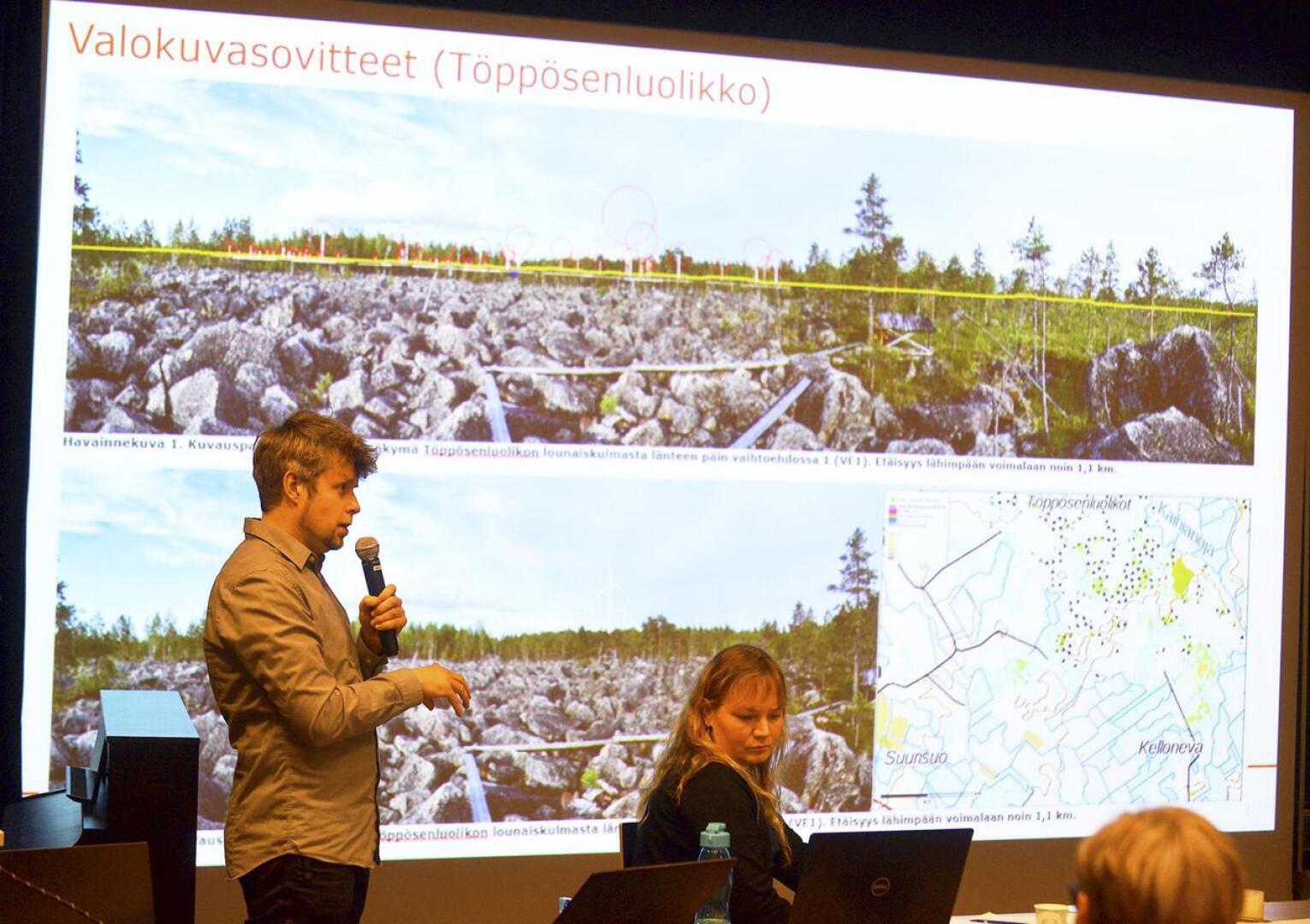 Janne Tolppanen ja Minna Takalo FCG:ltä esittelivät tuulivoimapuistohankkeen ympäristövaikutuksia joulukuun yleisötilaisuudessa.