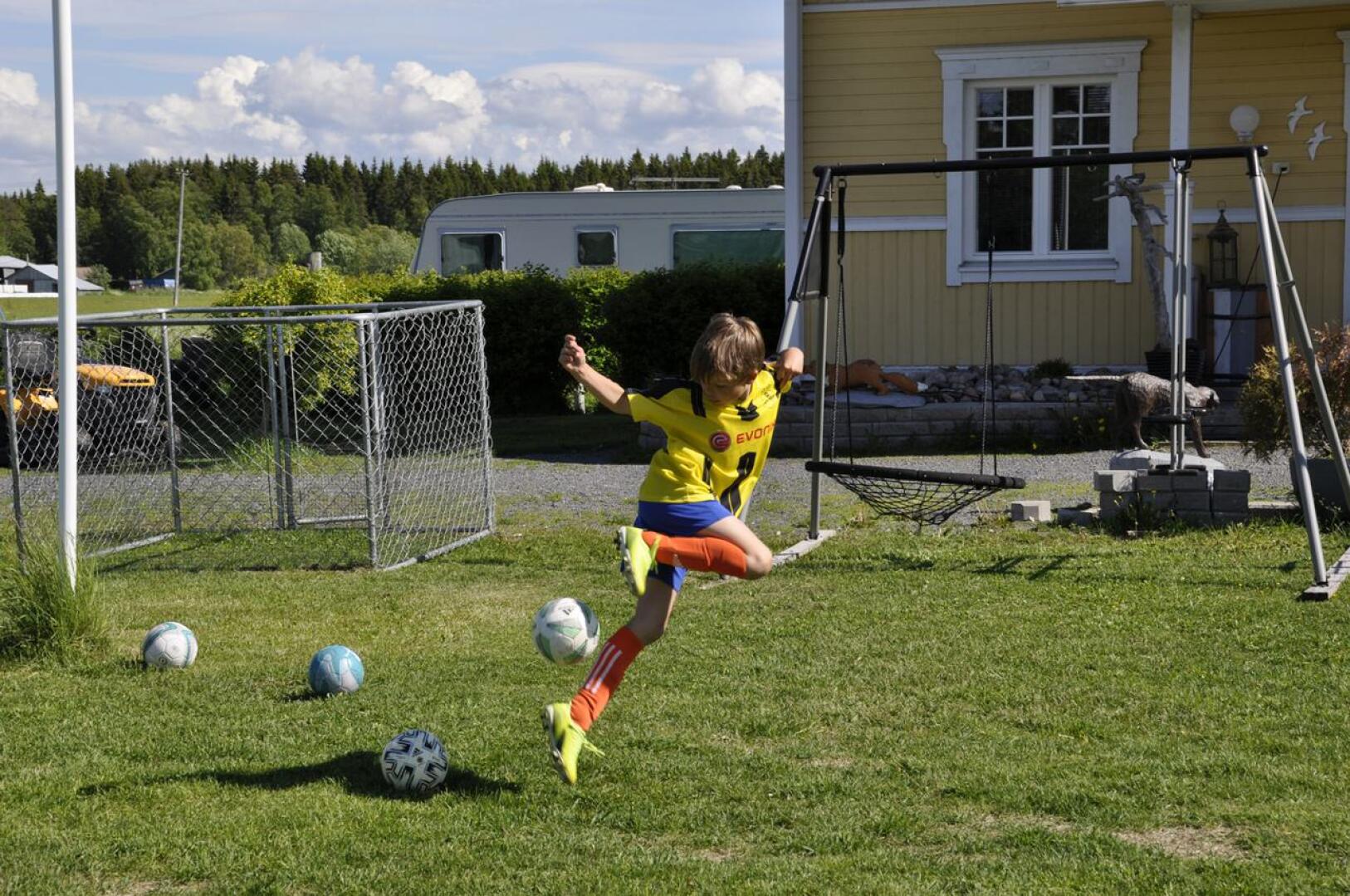 Aatu Ålanderilla on pallo hallussa. Kotipihassa on paljon tilaa potkia ja harjoitella uusia kikkoja.