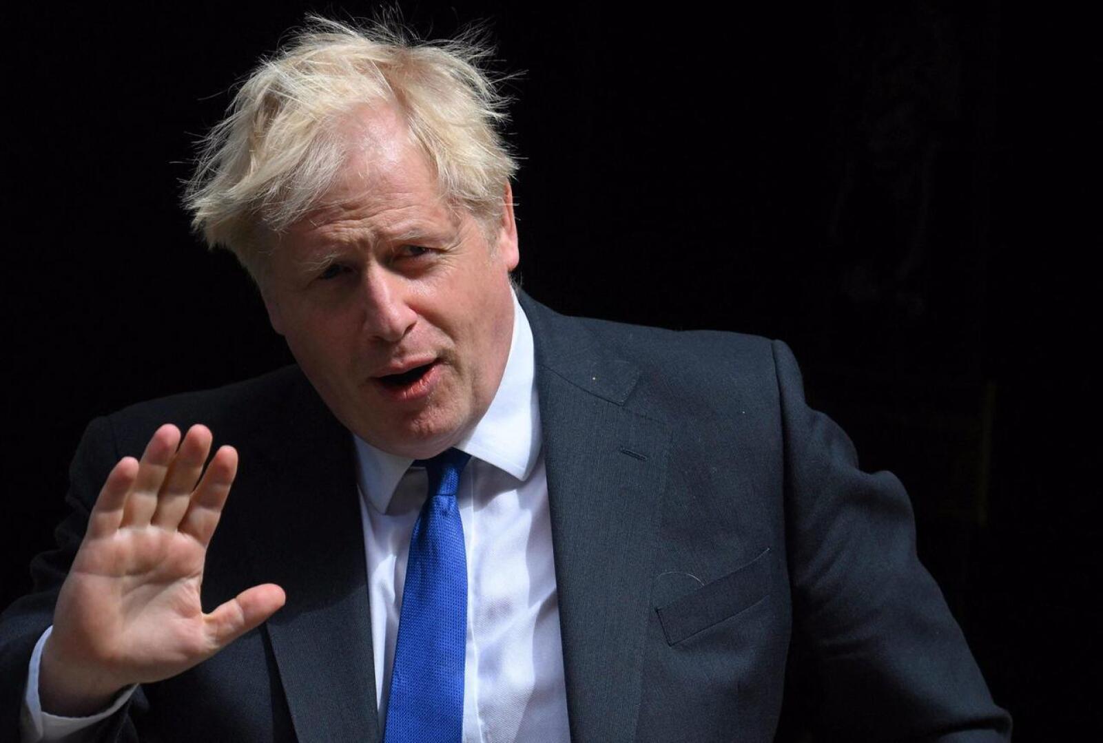 Britanniassa liuta ministereitä ja esikuntaan kuuluvia on ilmoittanut jättävänsä hallinnon. Syynä on epäluottamus pääministeri Boris Johnsoniin.