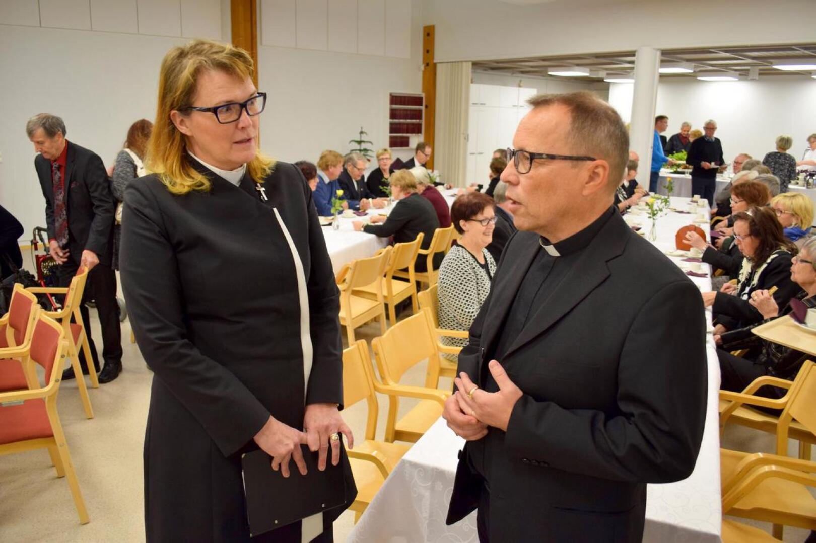 Kappalainen Suvi Lehtimäki ja kirkkoherra Kari Lauri. Kuvan tilanne ei liity tapaukseen.