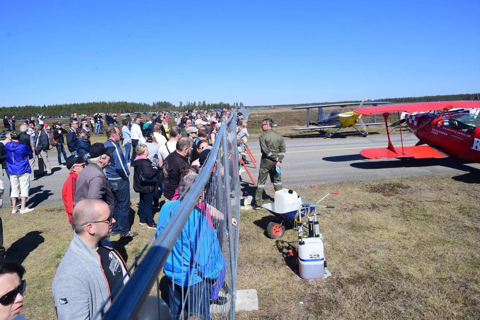 Runsaslukuinen yleisö on kerääntynyt katsomaan taitolentokoneiden nousua Kokkola-Pietarsaaren lentokentällä helatorstaina järjestettävässä ilmailupäivässä. 